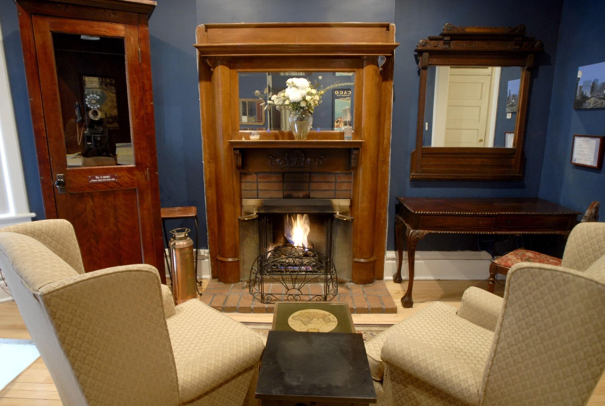 Old Chicago Inn featuring Room 13 by null