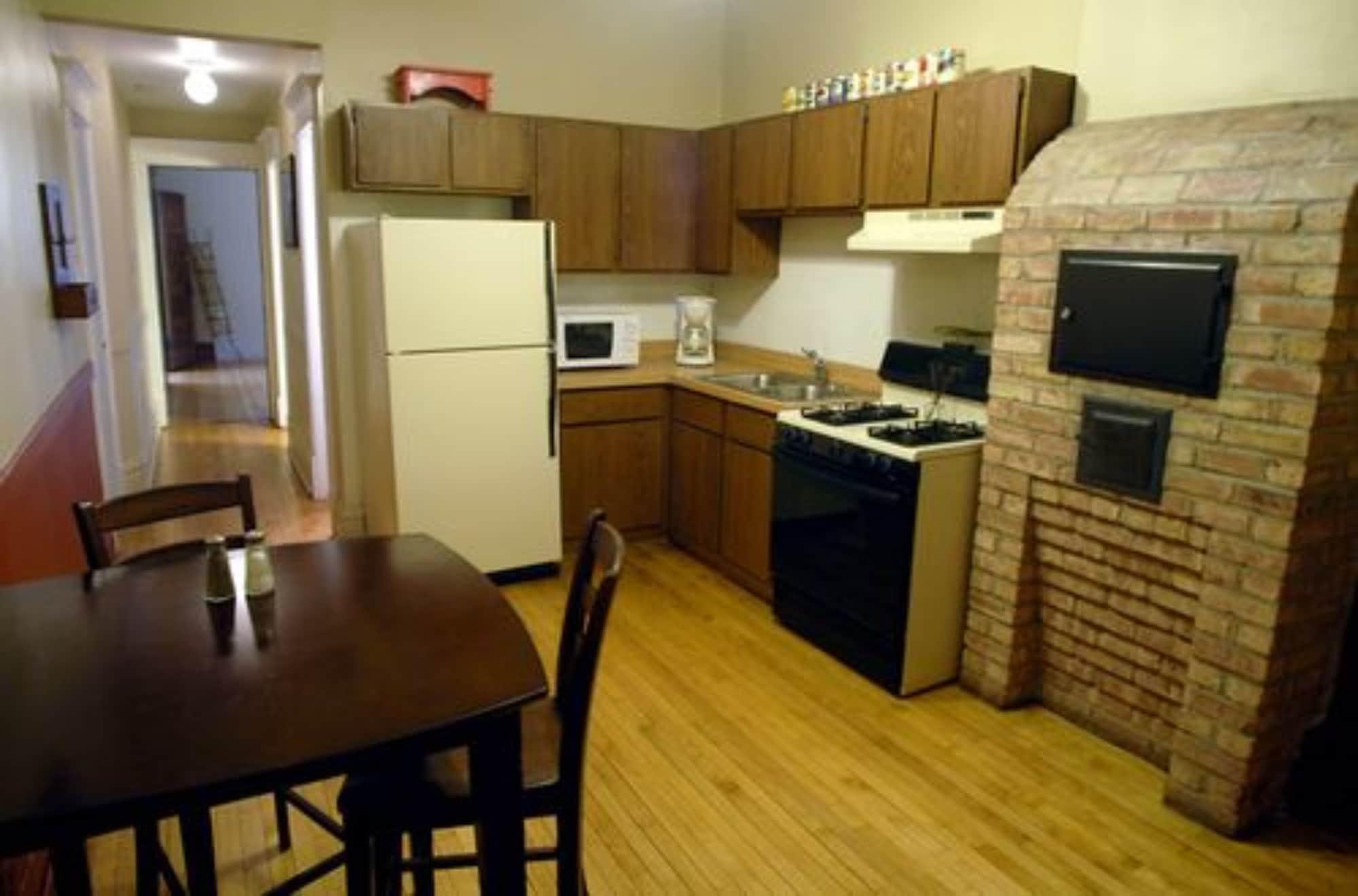 Old Chicago Inn featuring Room 13 by null