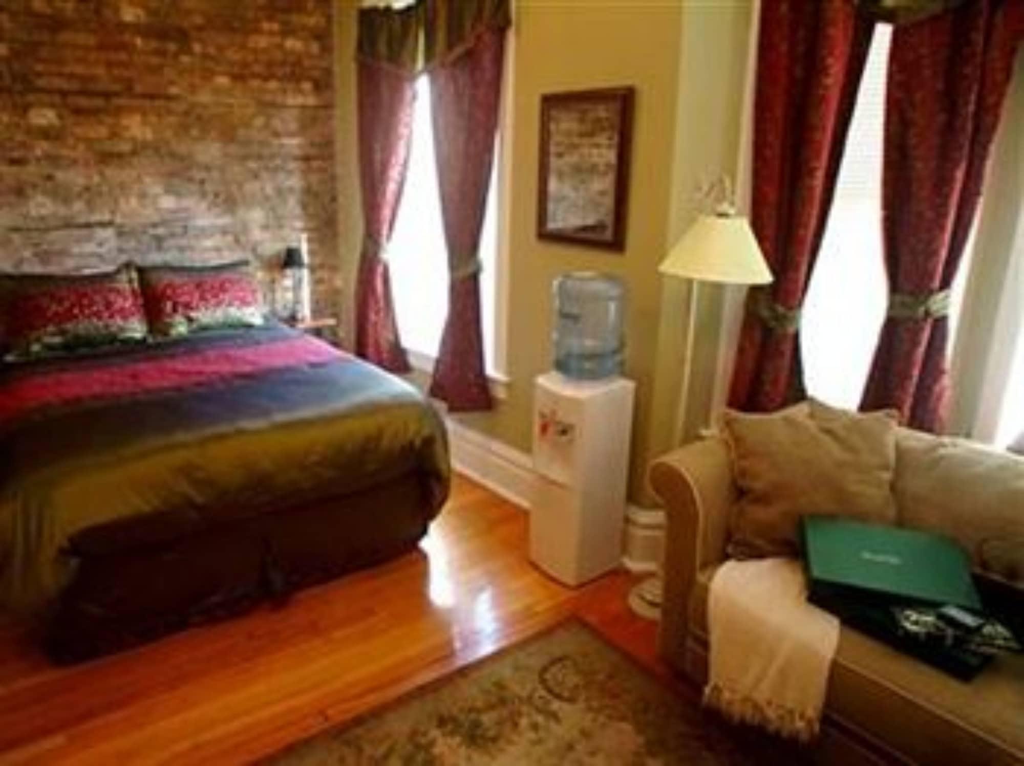 Old Chicago Inn featuring Room 13 by null