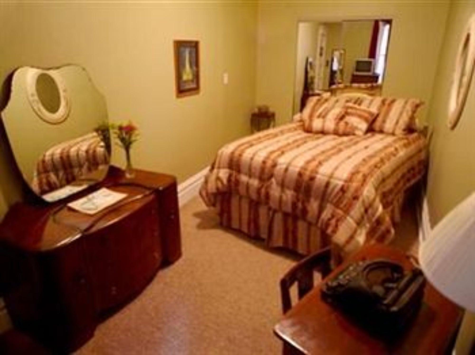 Old Chicago Inn featuring Room 13 by null