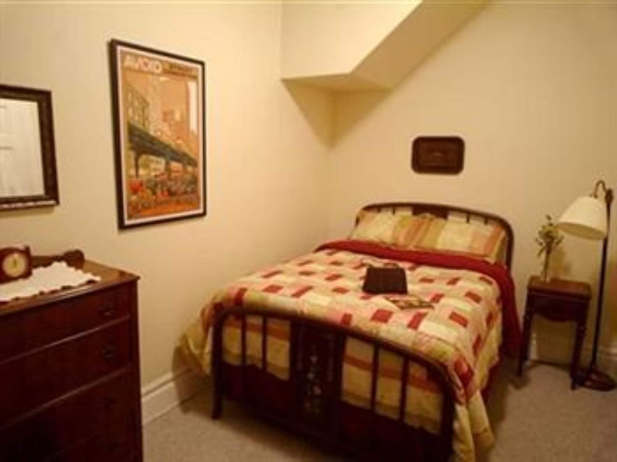 Old Chicago Inn featuring Room 13 by null