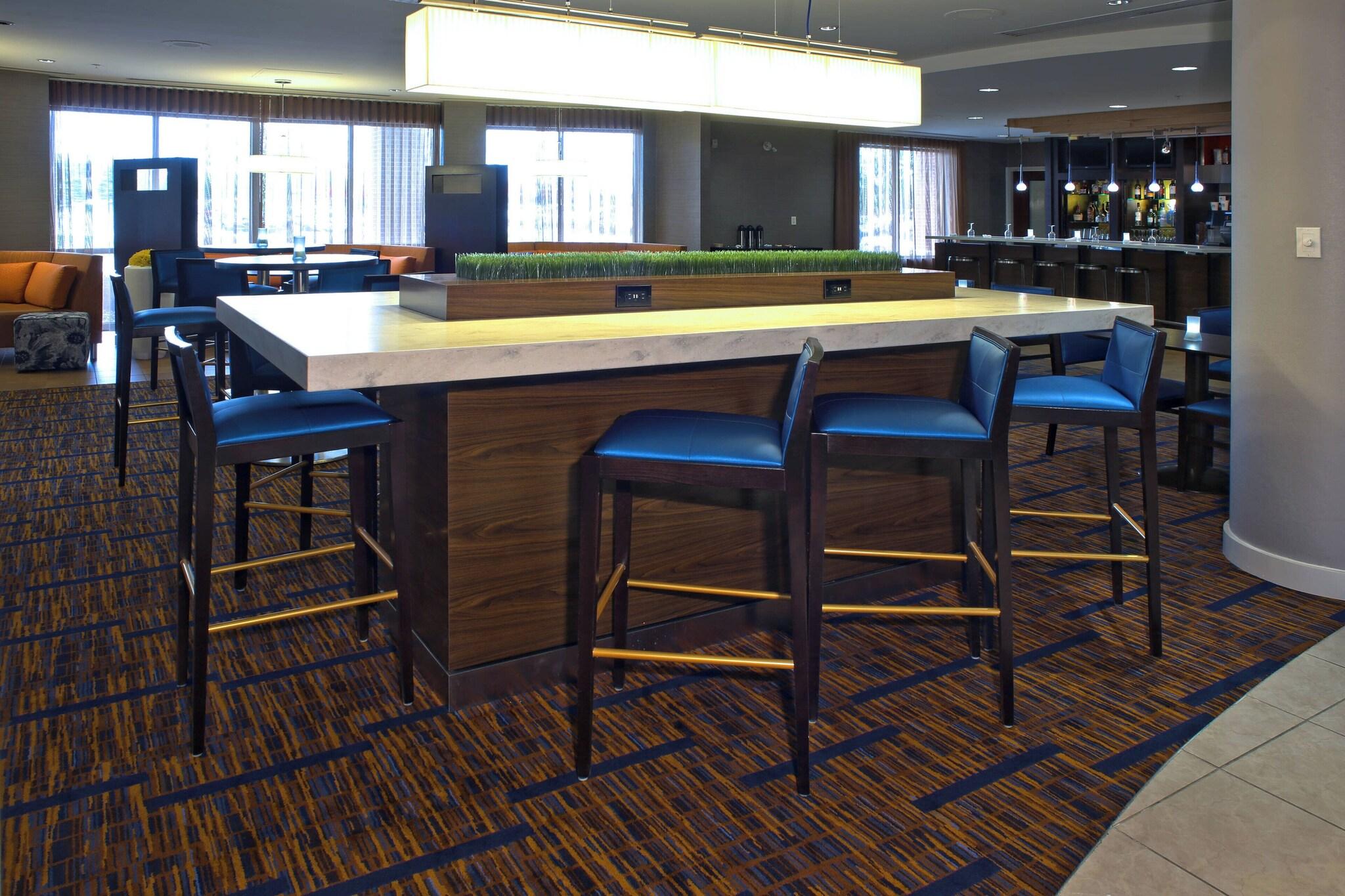 Courtyard By Marriott Hamilton