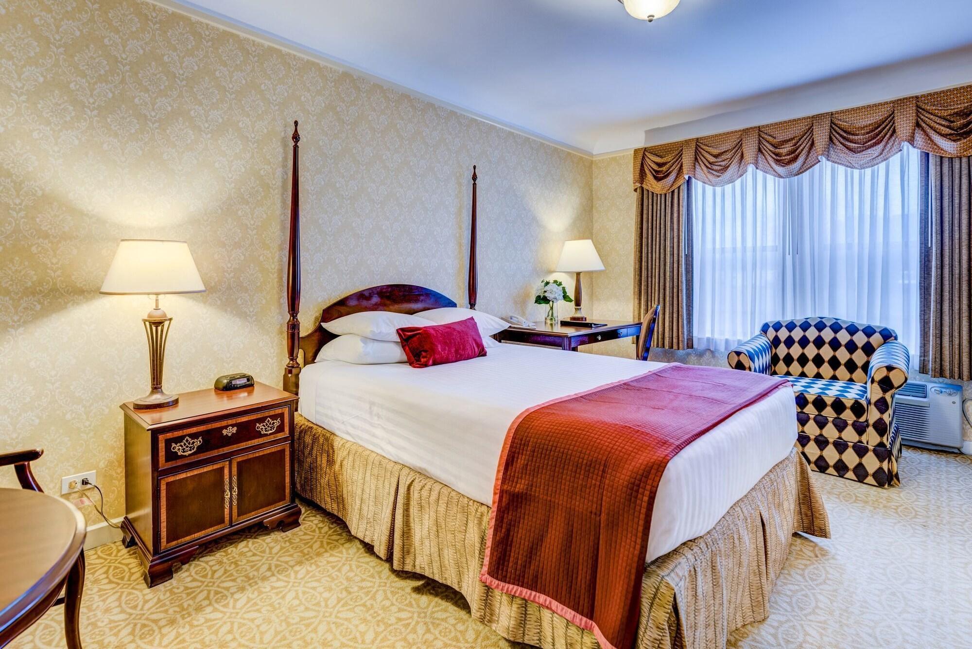 The Carleton of Oak Park Hotel by null
