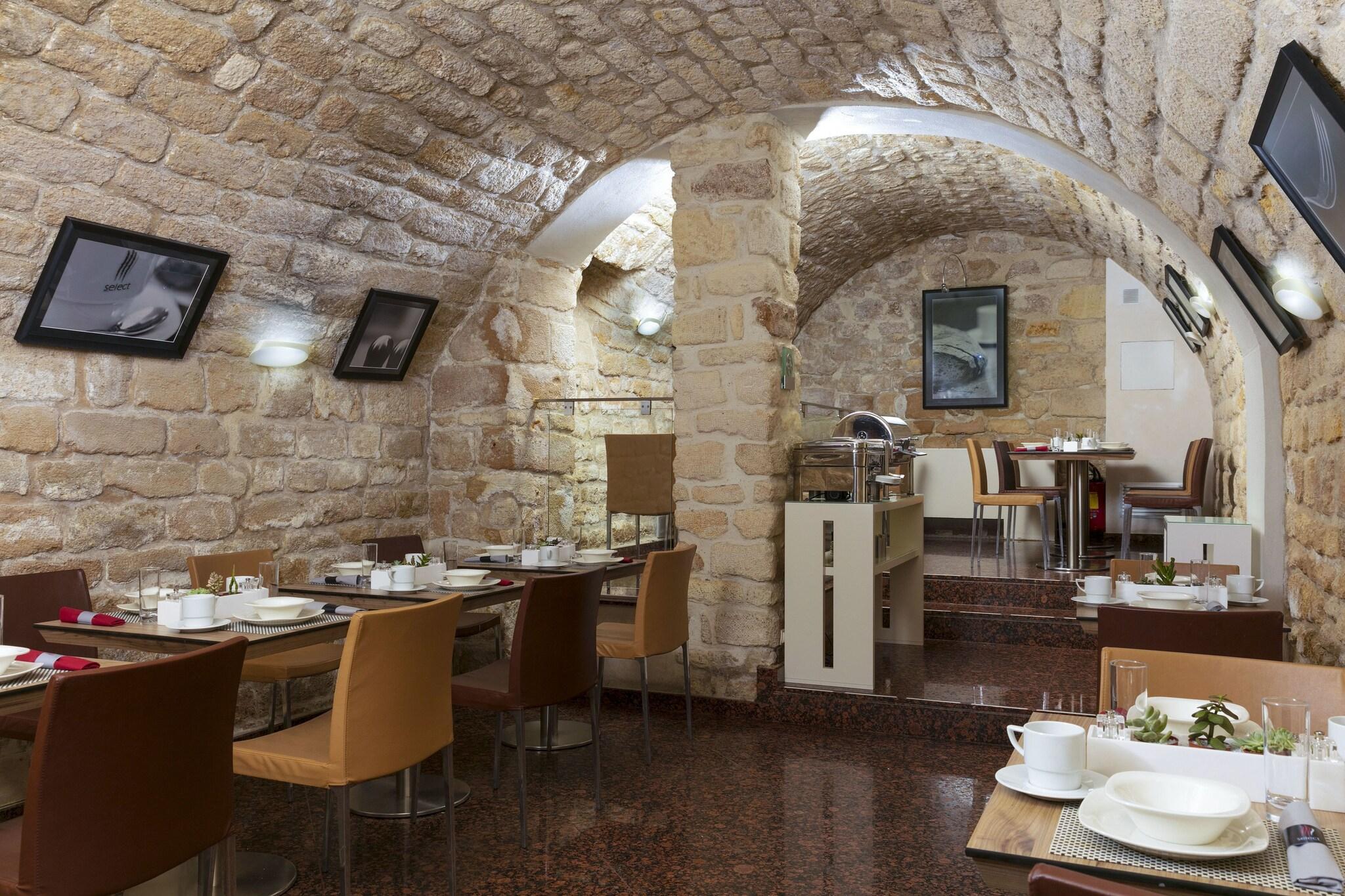 Select Hotel by null