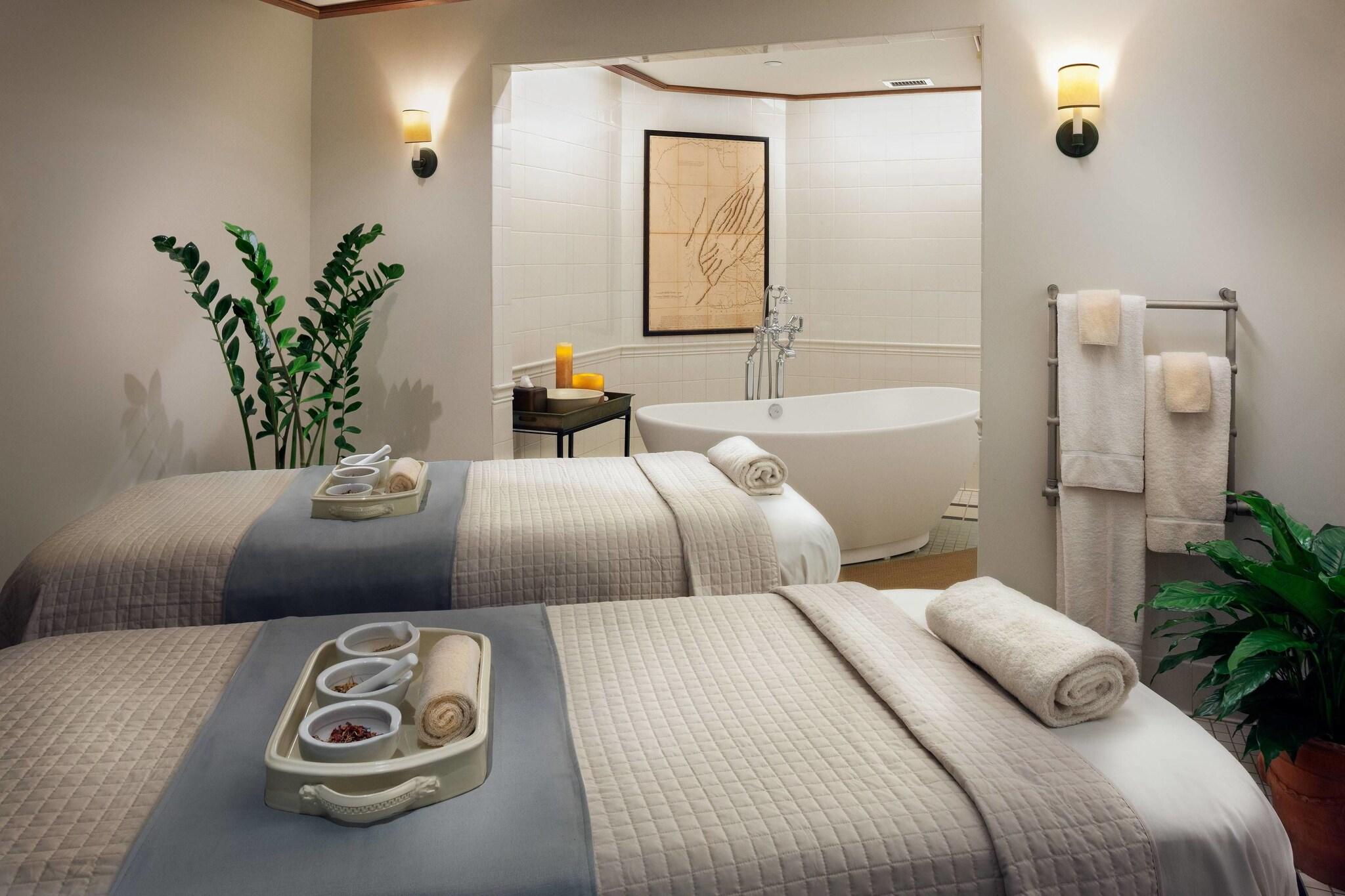 Williamsburg Lodge, Autograph Collection by null