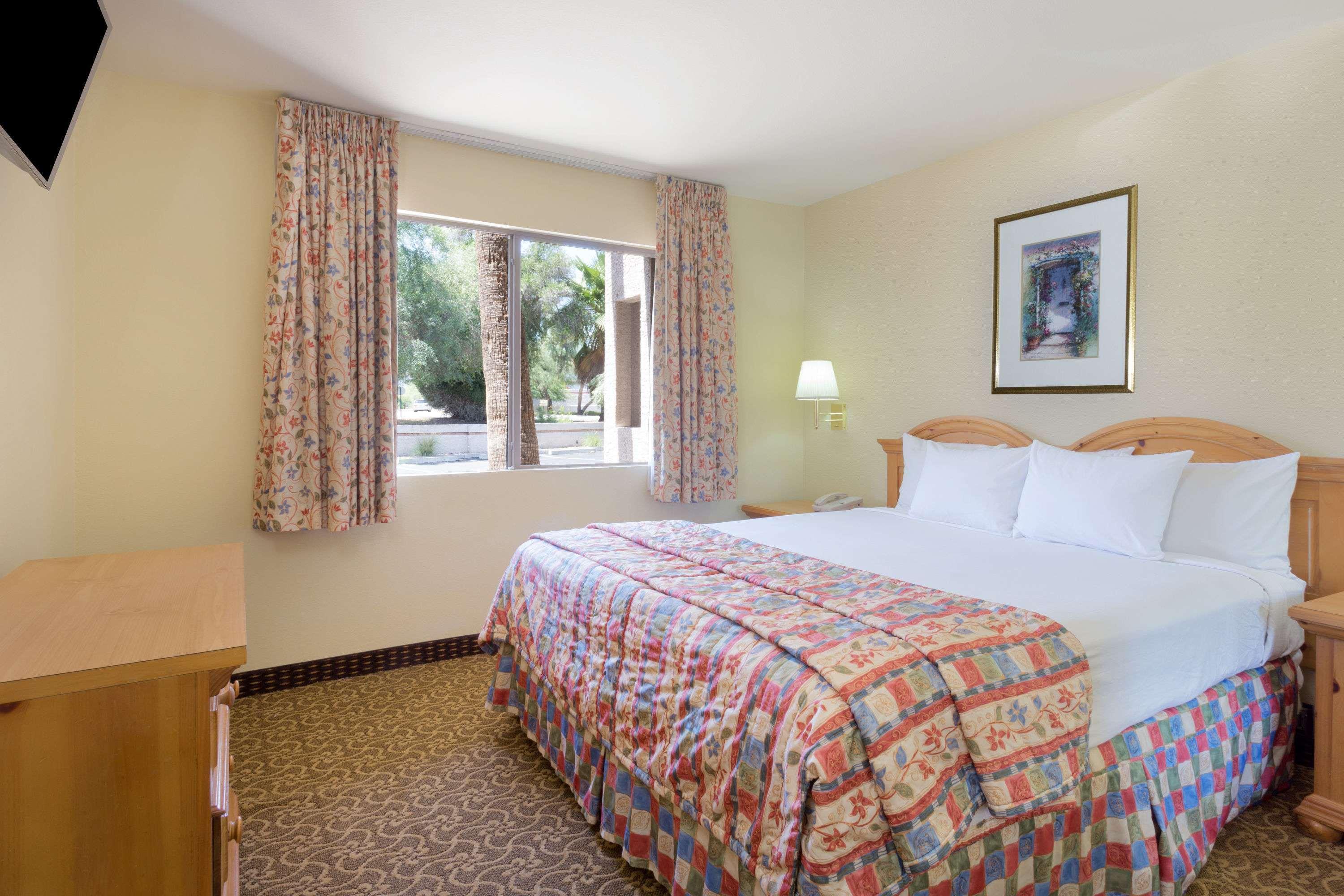 Days Inn & Suites by Wyndham Tempe