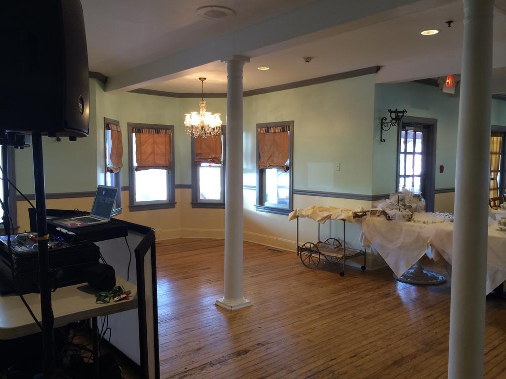 The Grenville Hotel & Restaurant by null