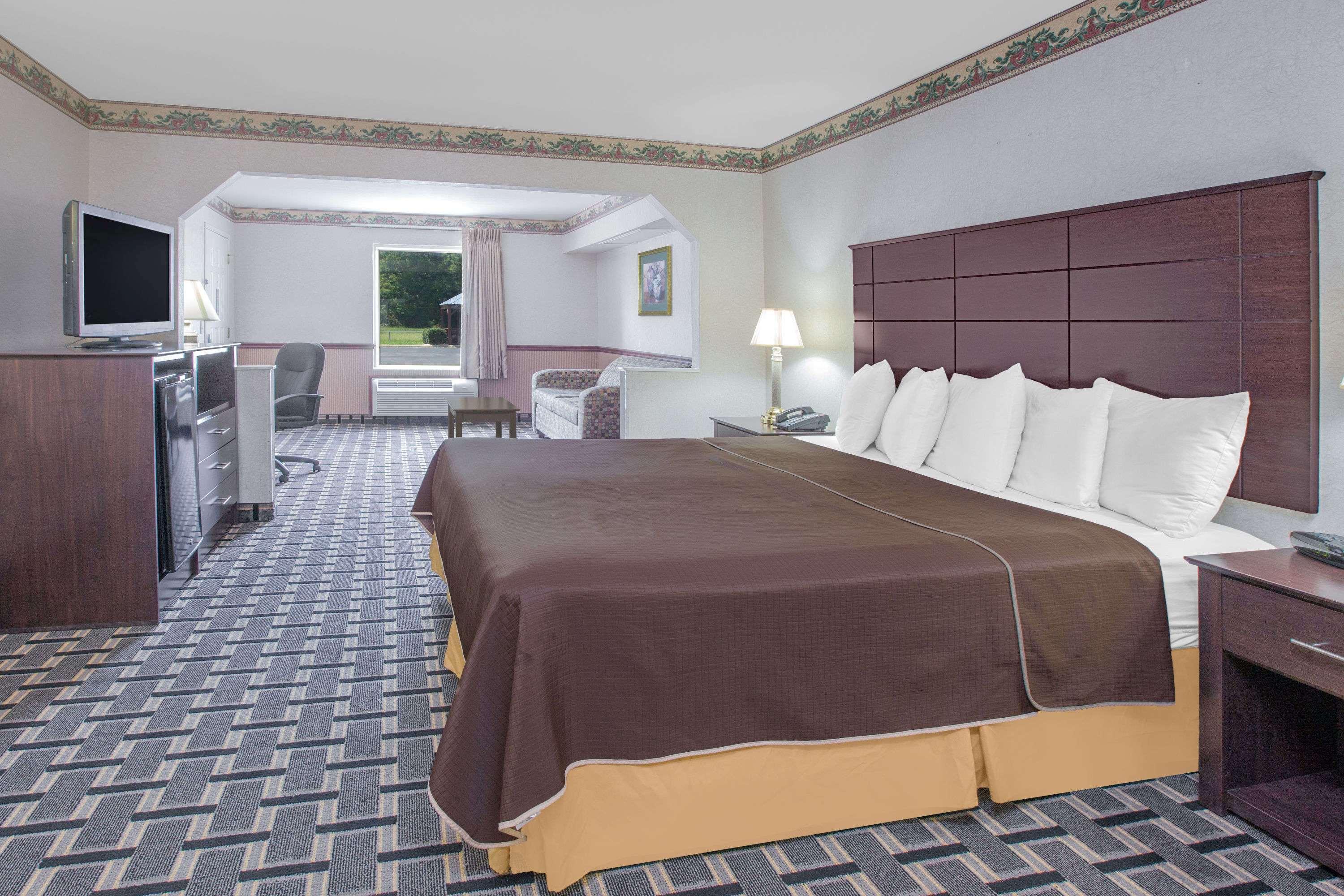 Days Inn & Suites By Wyndham Pine Bluff