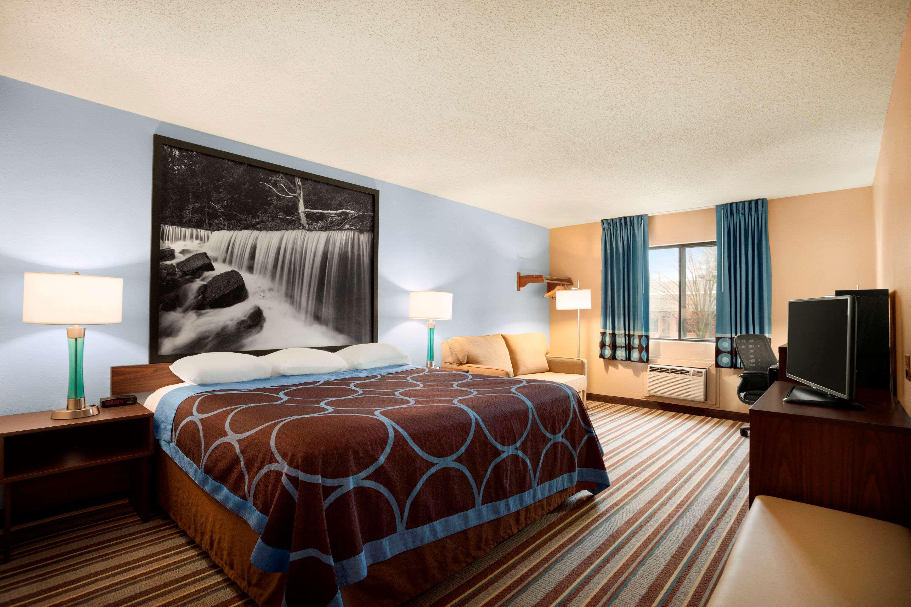 Super 8 by Wyndham Pittsburg KS