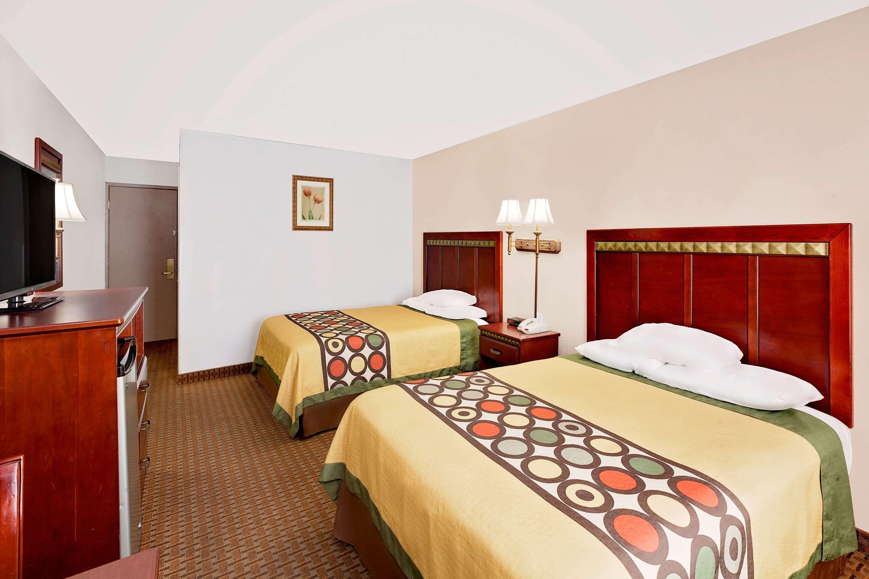 Super 8 By Wyndham Plainview