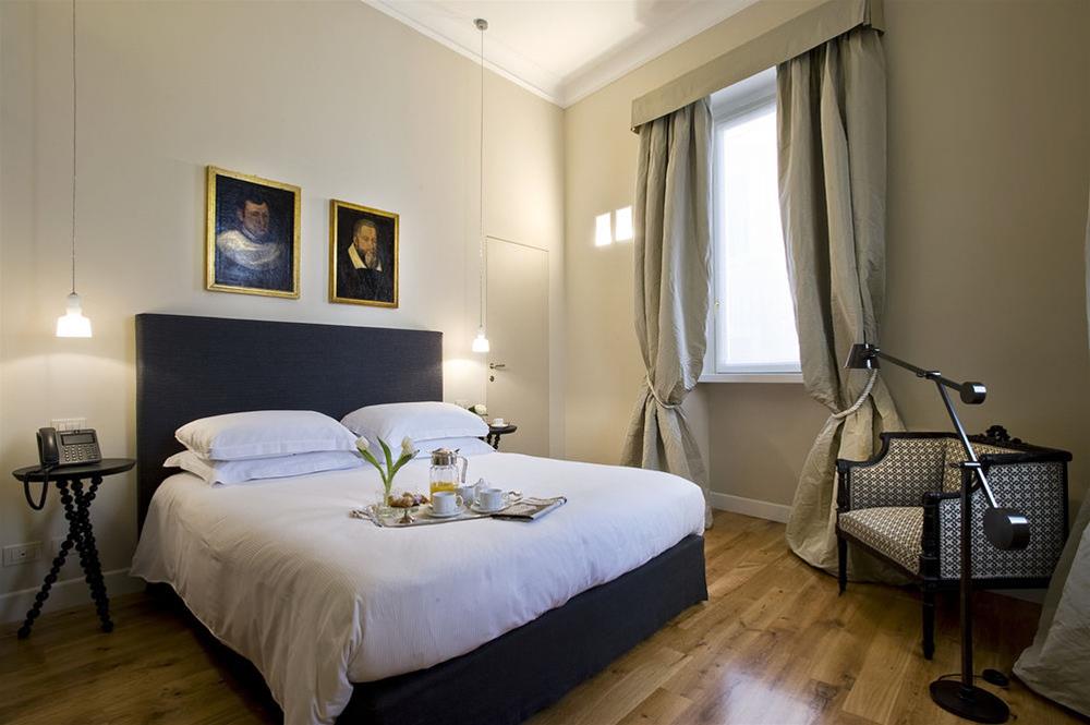 Crossing Condotti by null