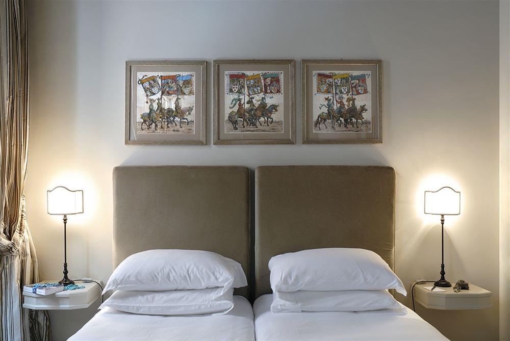 Crossing Condotti by null