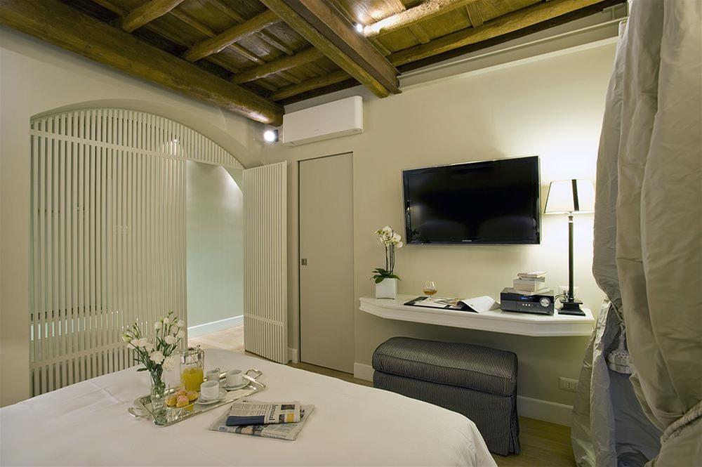 Crossing Condotti by null