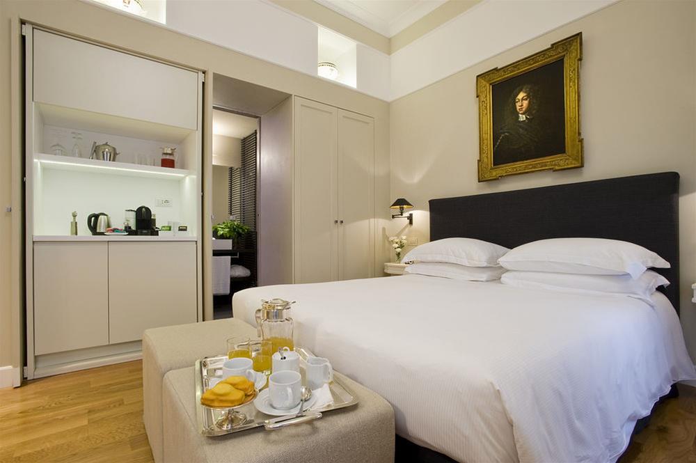 Crossing Condotti by null