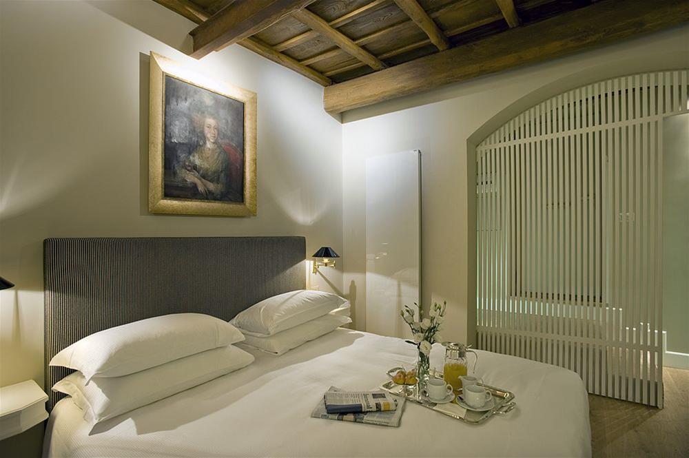 Crossing Condotti by null