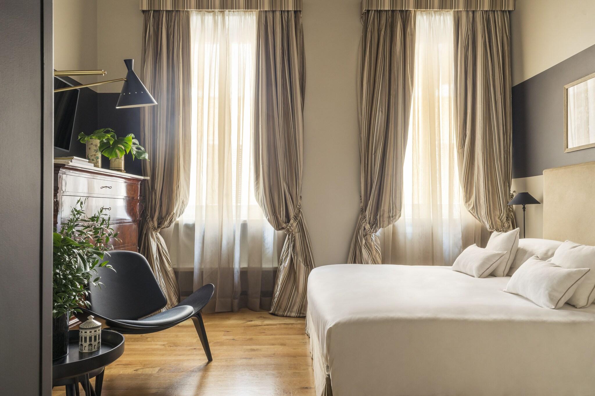 Crossing Condotti by null