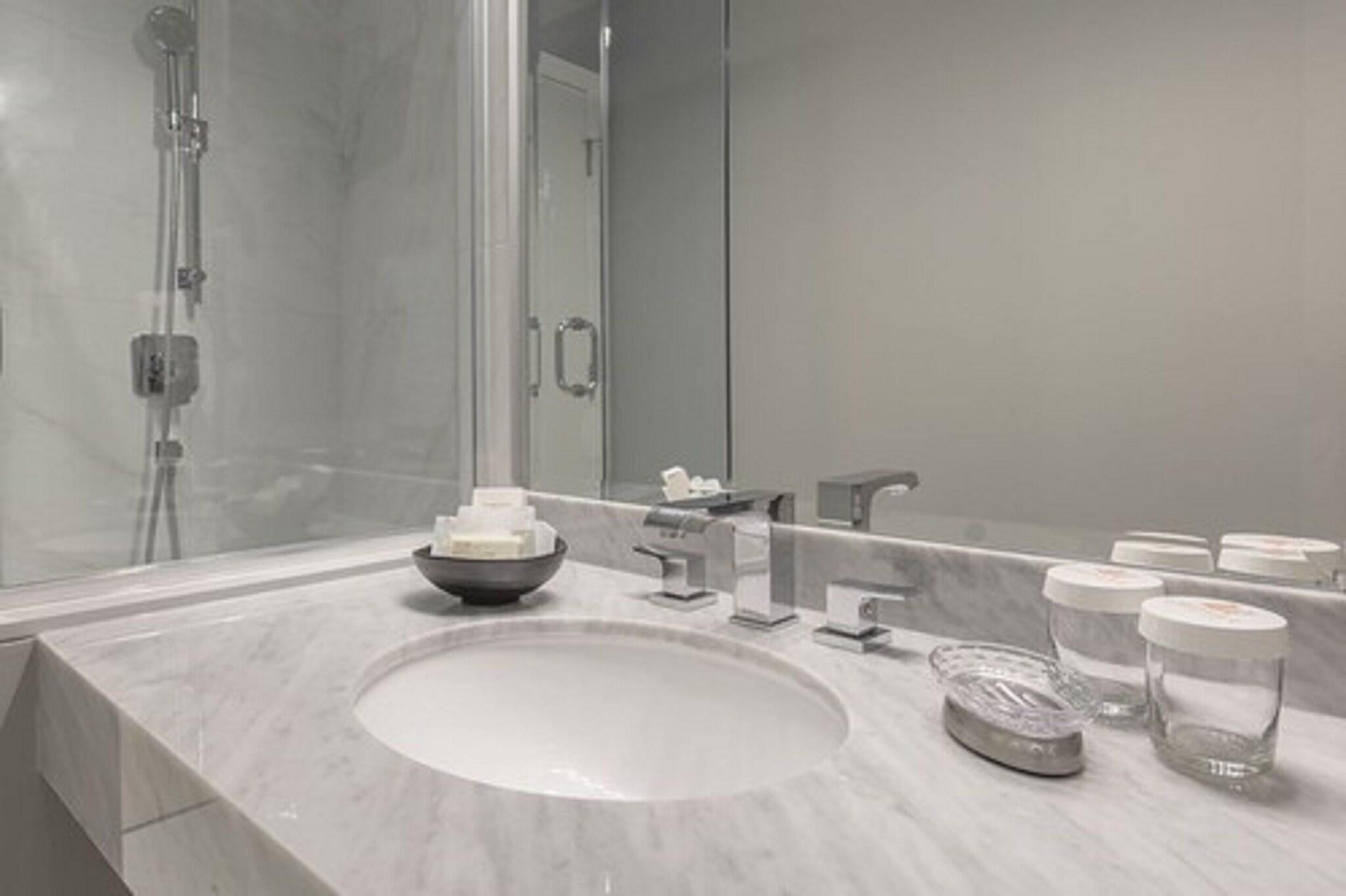 LHotel Montreal by null