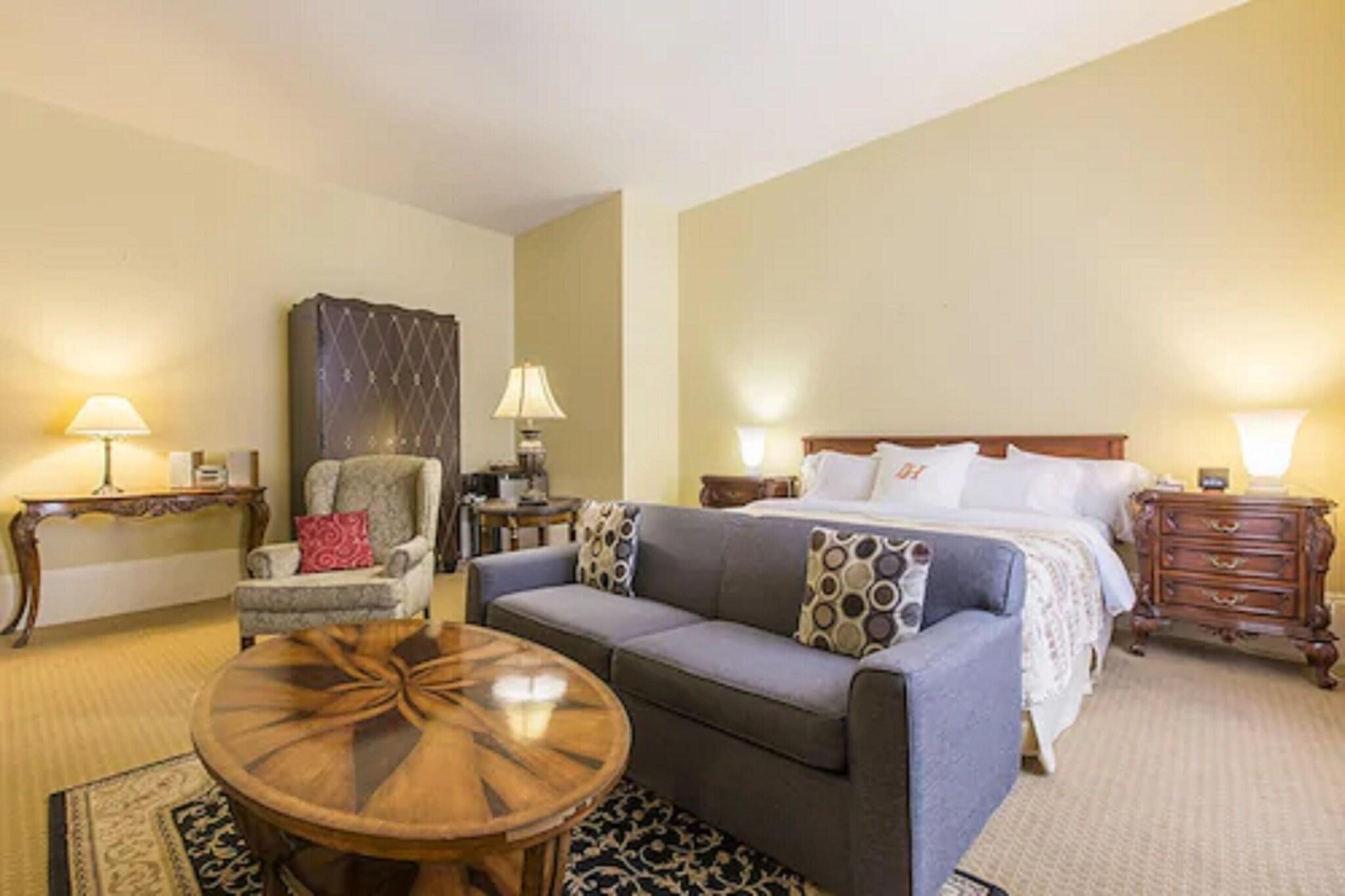 LHotel Montreal by null