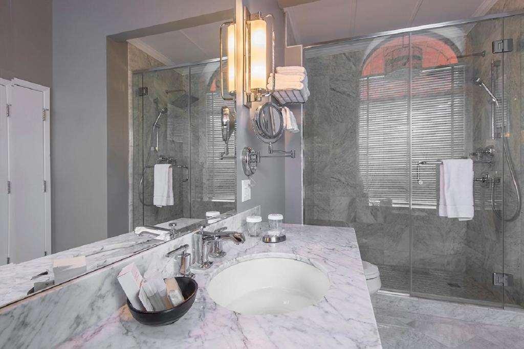 LHotel Montreal by null