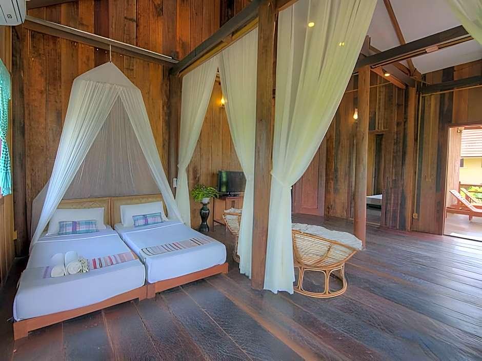 Palm Village Resort & Spa