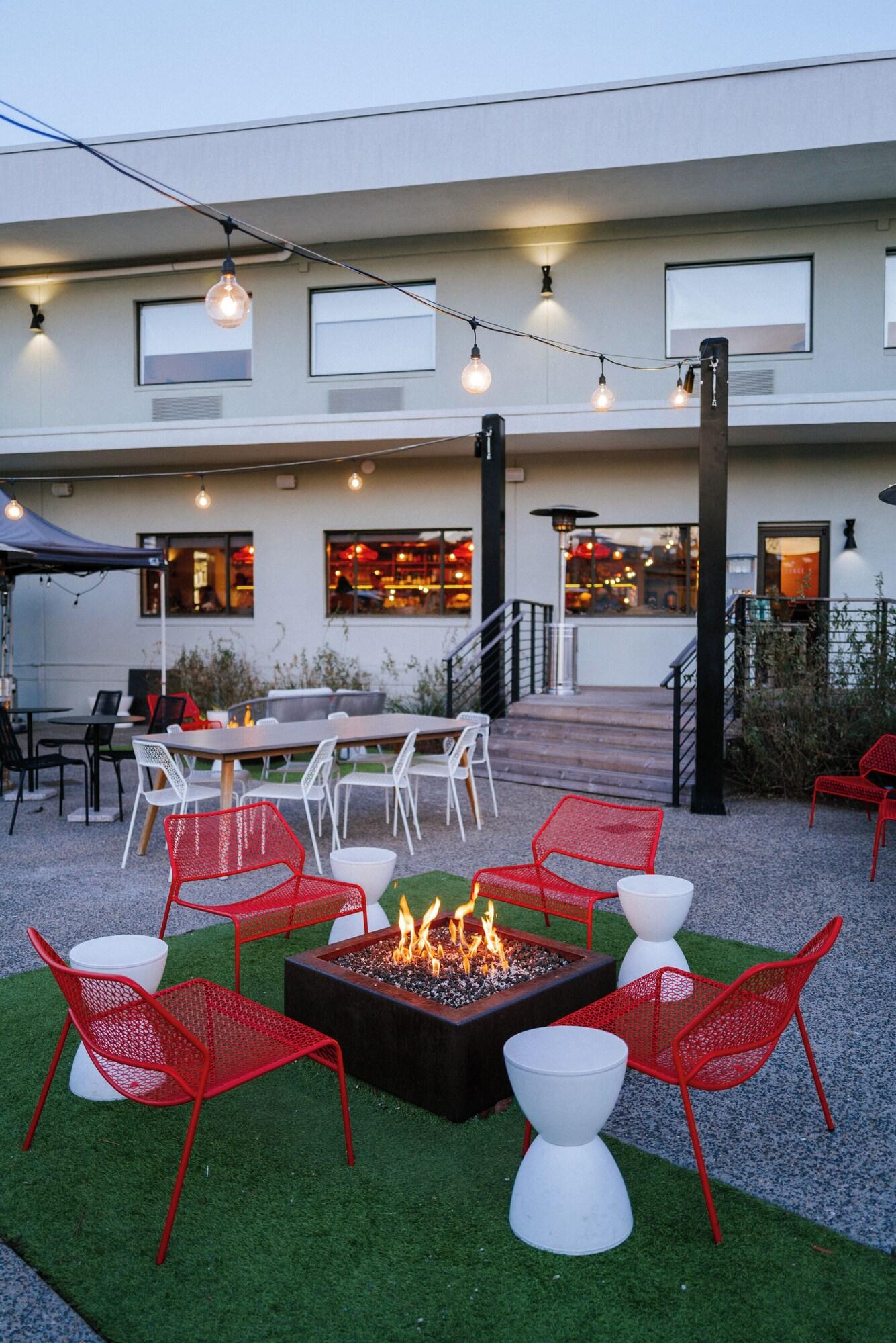 The Longleaf Hotel and Lounge by null