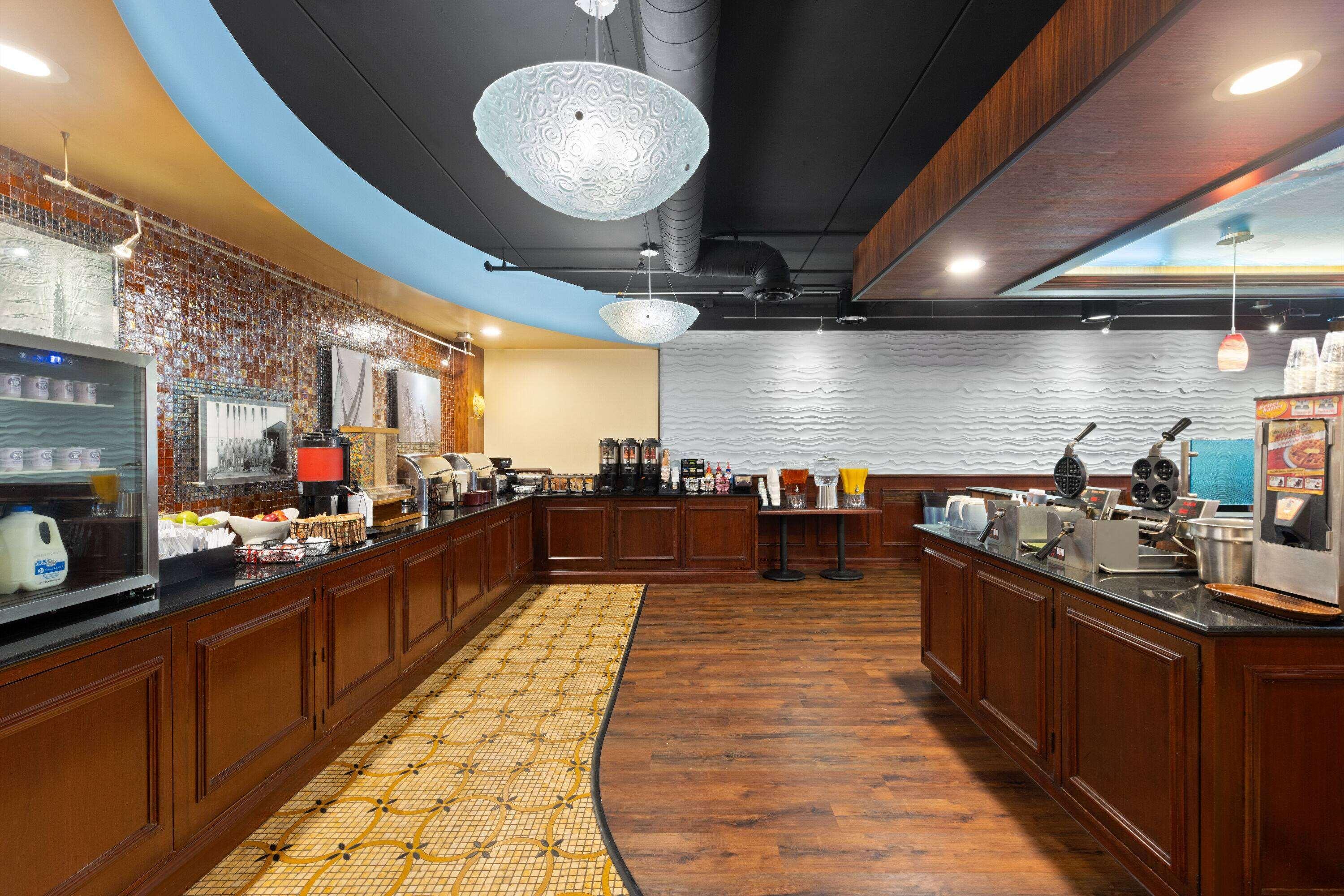 La Quinta Inn & SUI by Wyndham at Watiki H2Opark