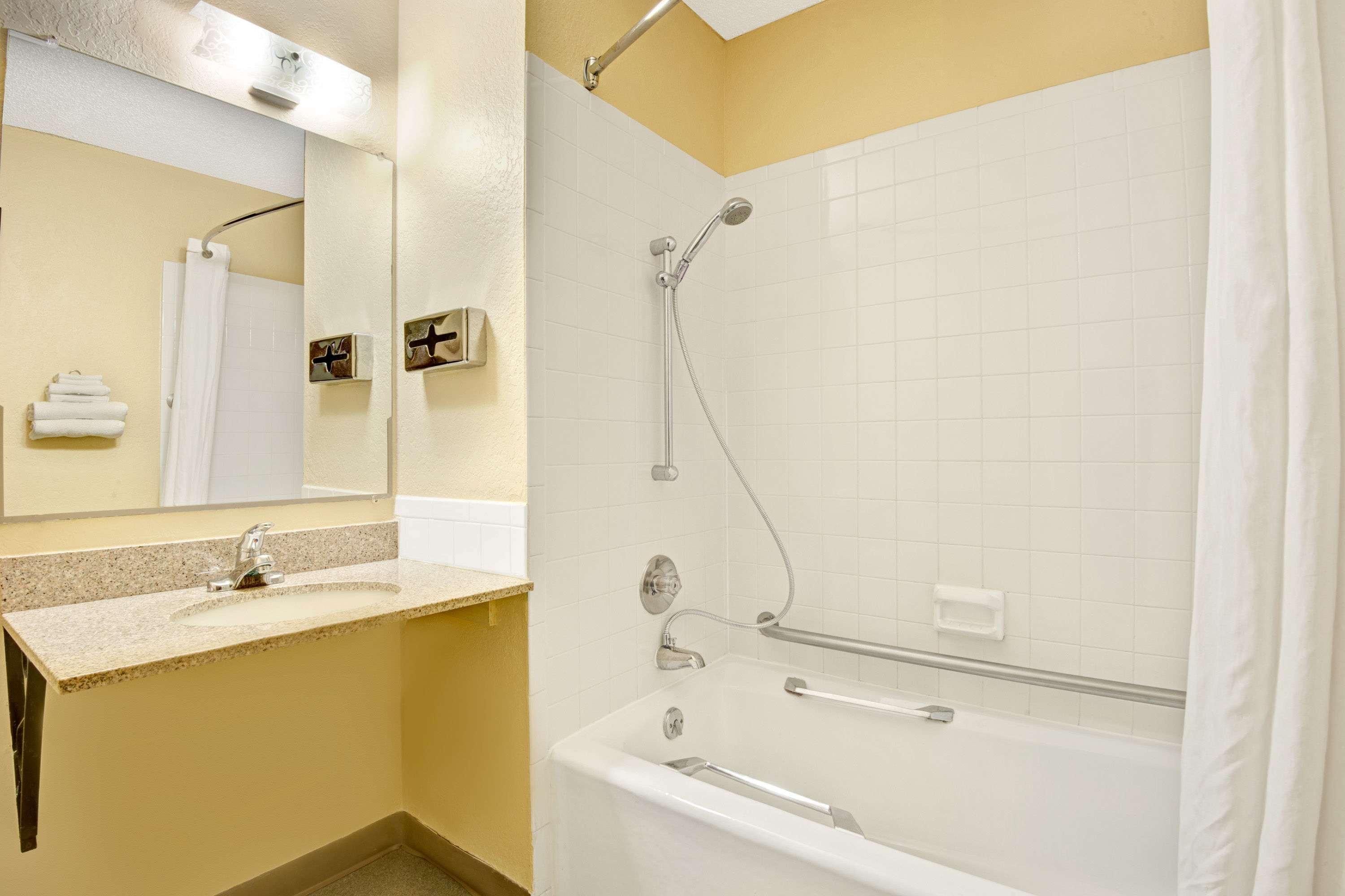 Super 8 By Wyndham Independence Kansas City
