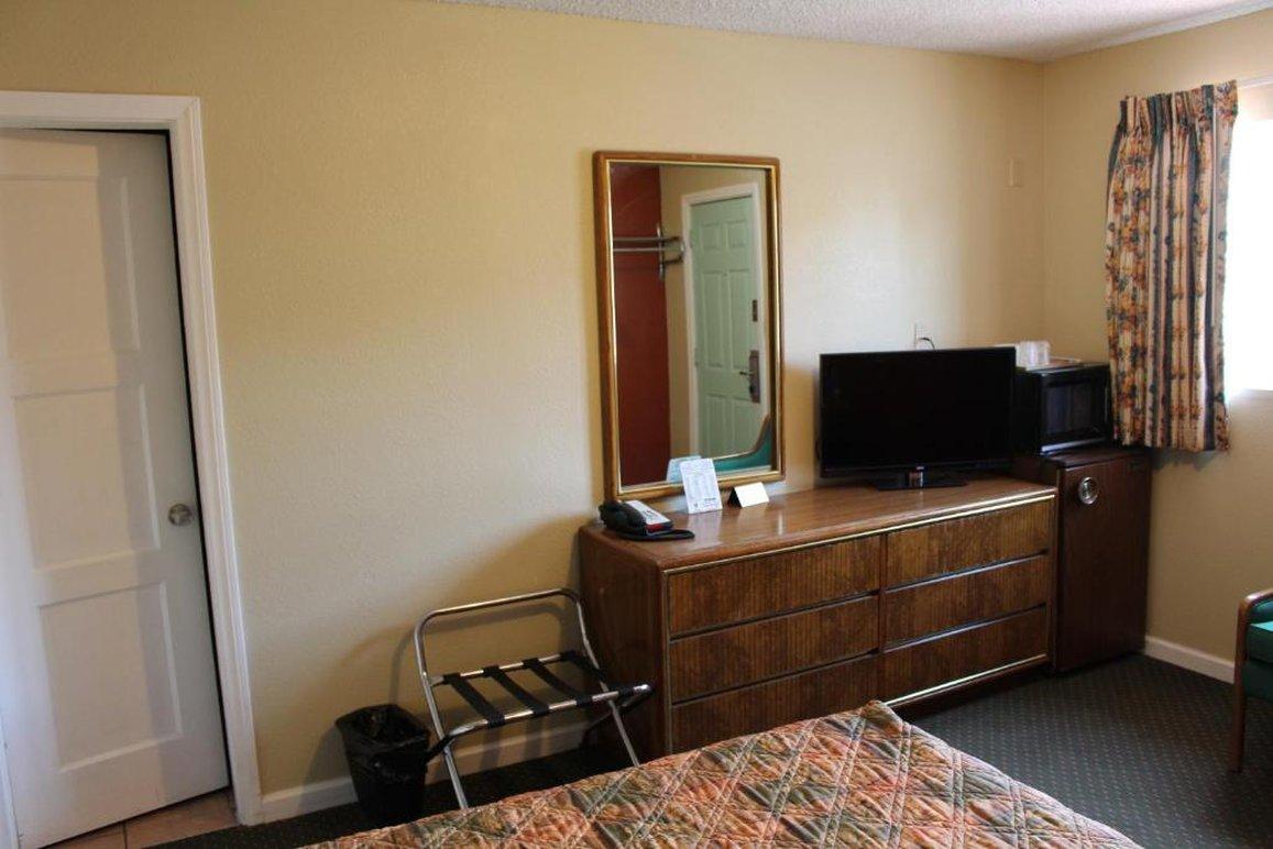 Howard Johnson By Wyndham Ridgecrest Ca