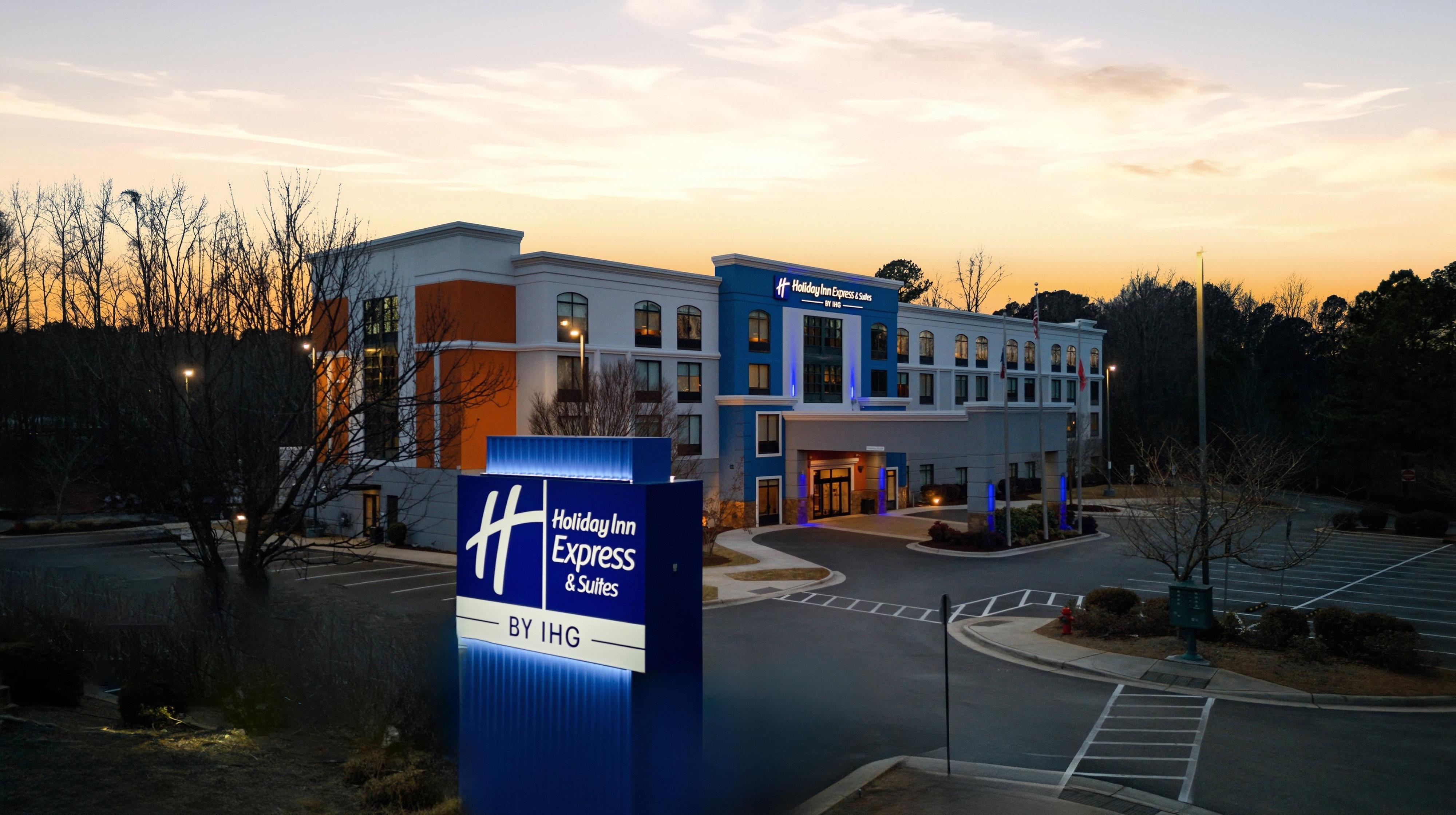 Holiday Inn Express & Suites Raleigh West 