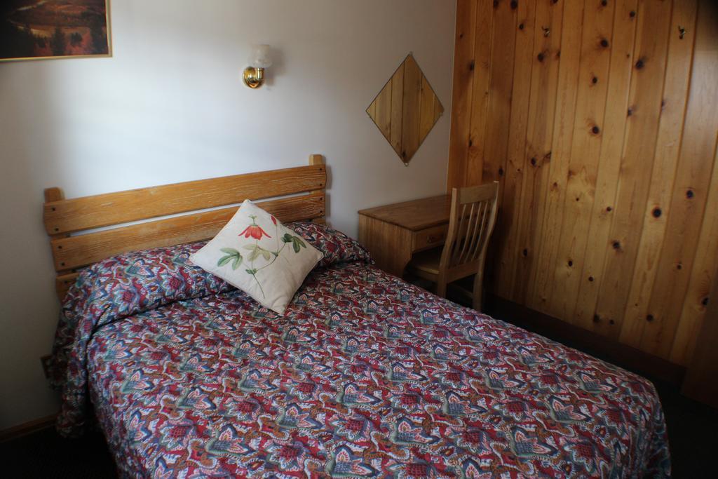 Lone Eagle Lodge And Snowmobile Rental