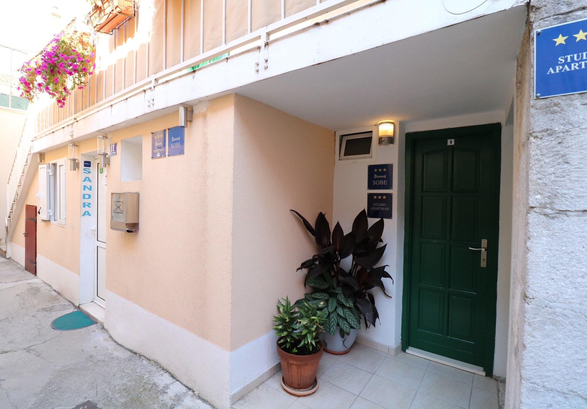 House Sandra - Guest House - фото