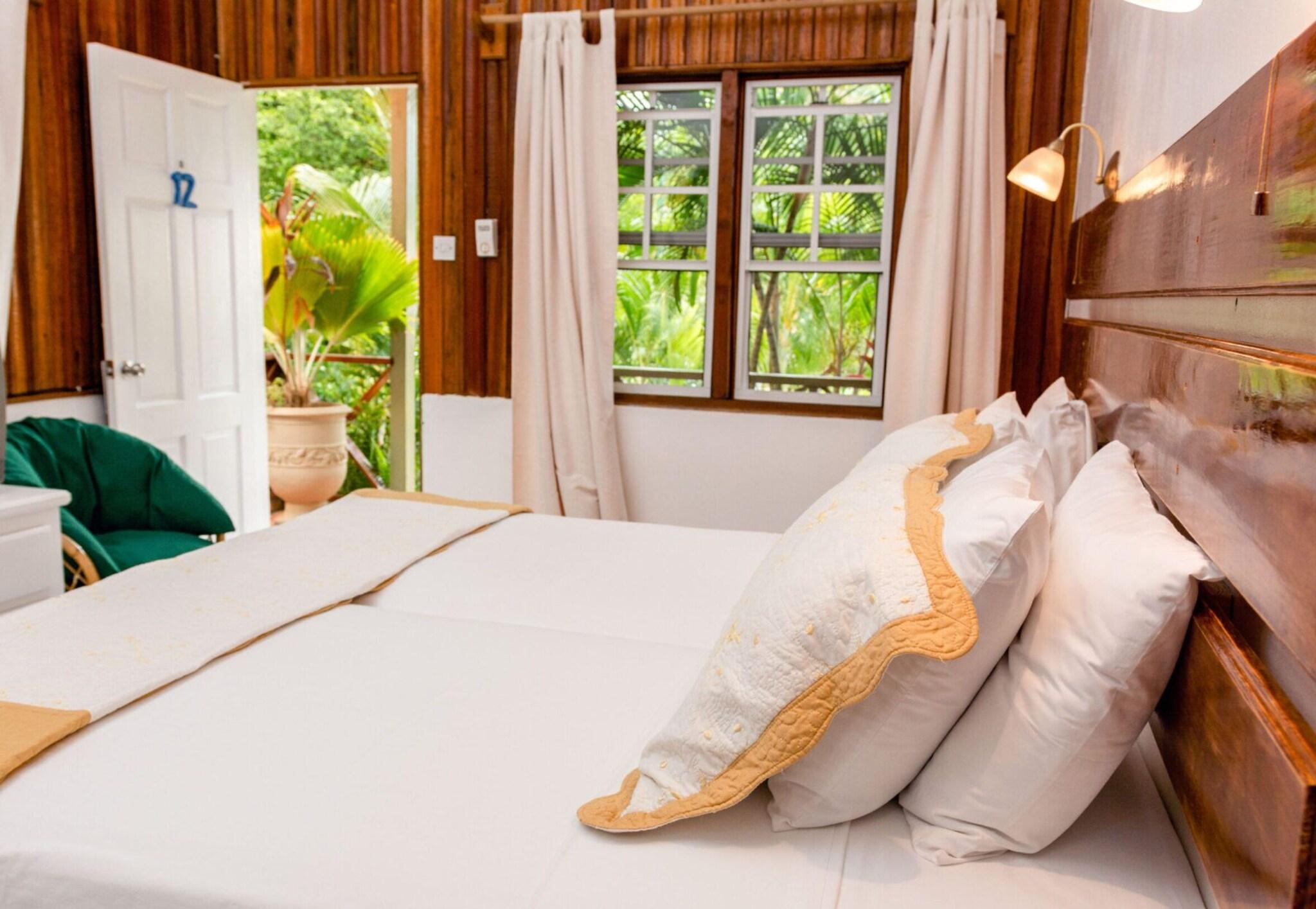 Beachcombers Hotel by null