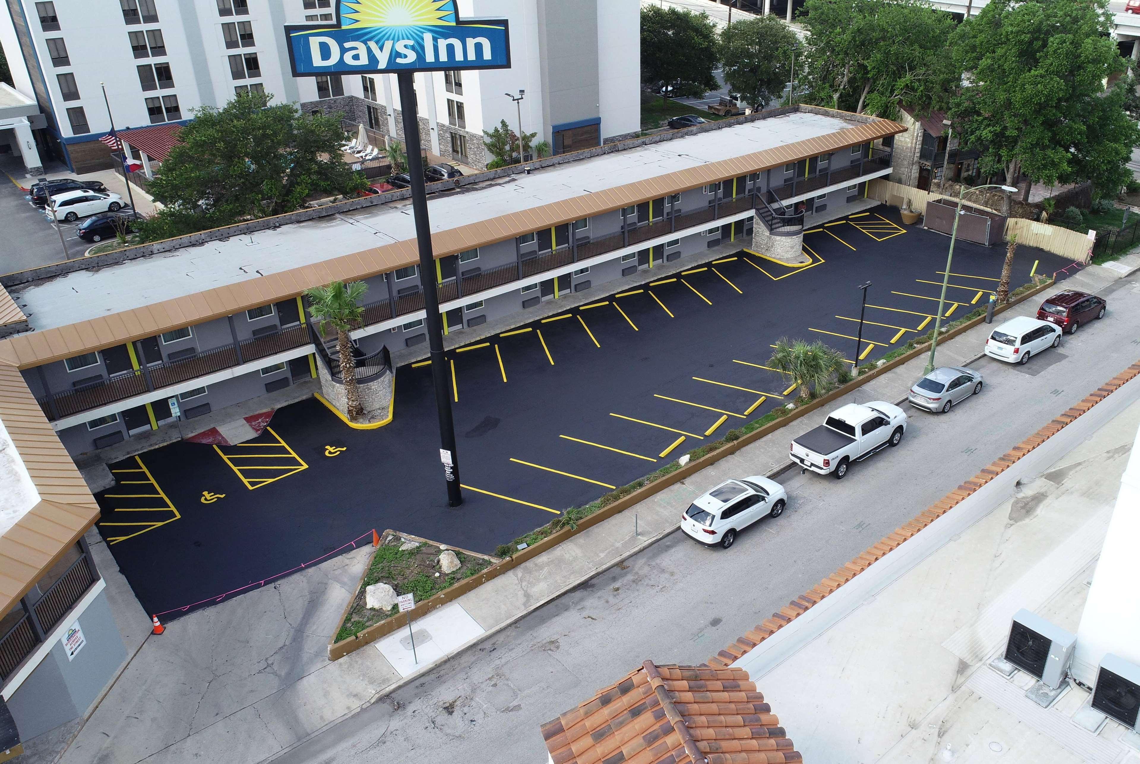 Days Inn by Wyndham San Antonio Alamo/Riverwalk image