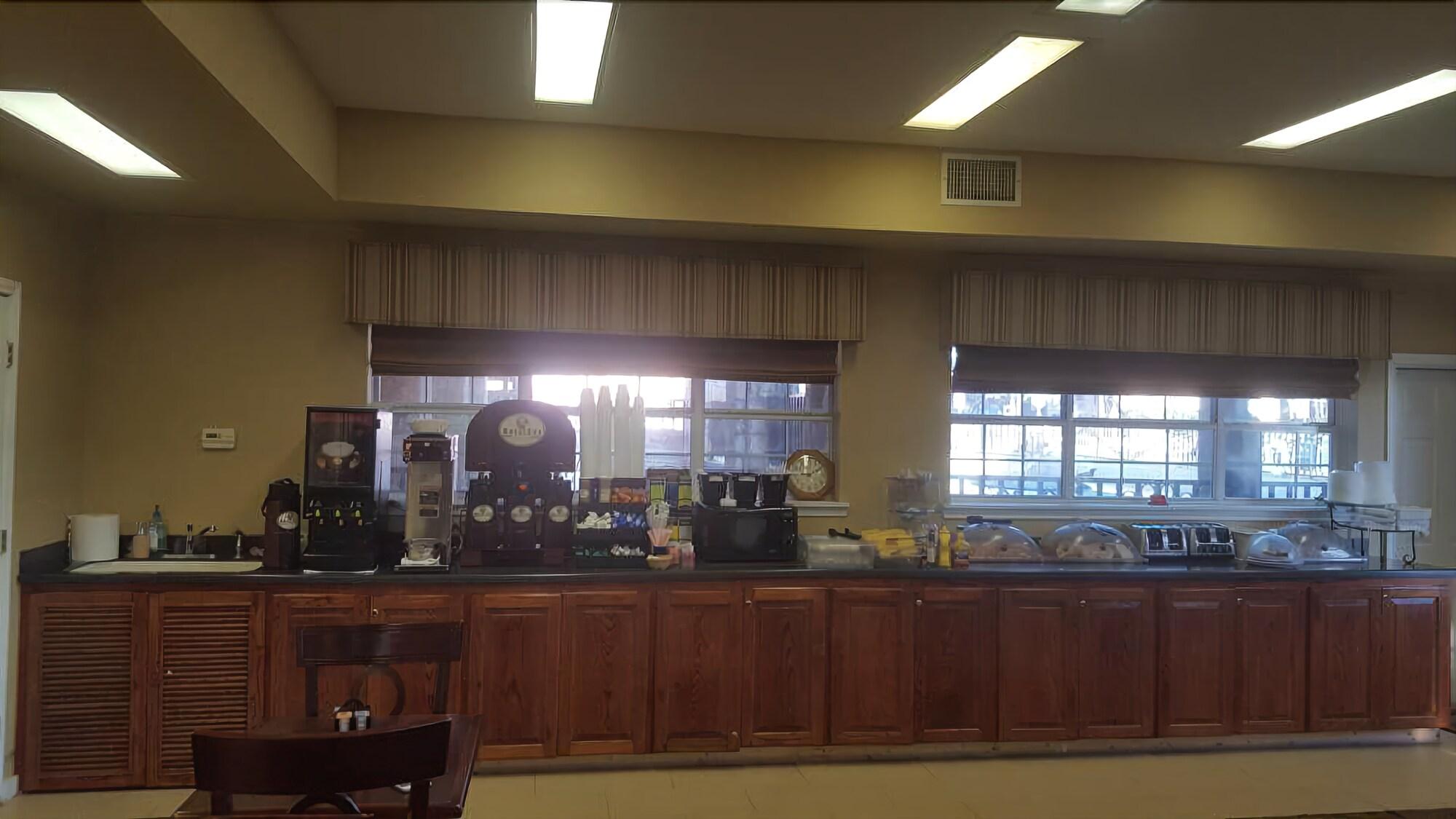 Sunday House Inn and Suites