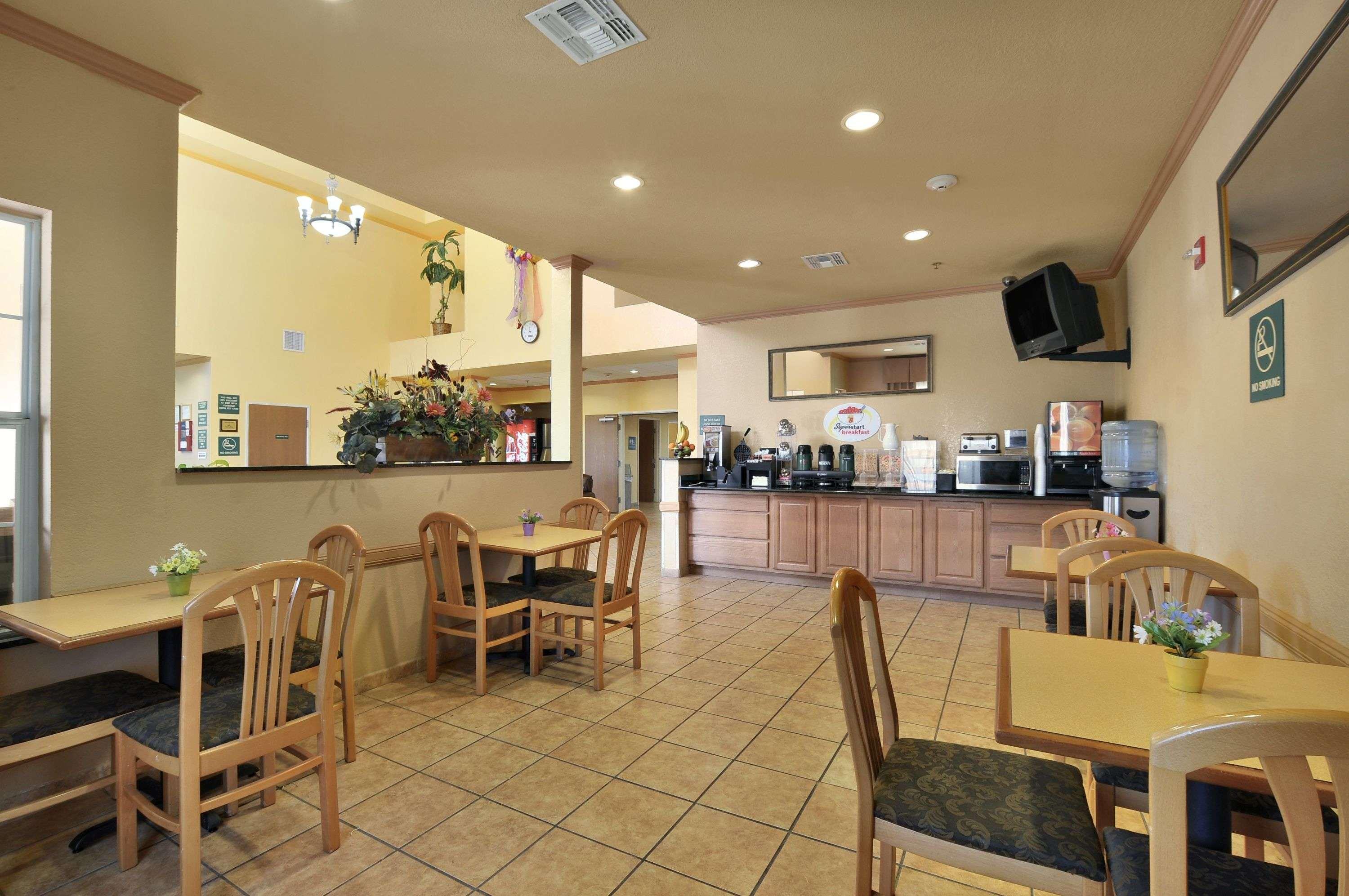 Super 8 By Wyndham San Antonio/Alamodome Area