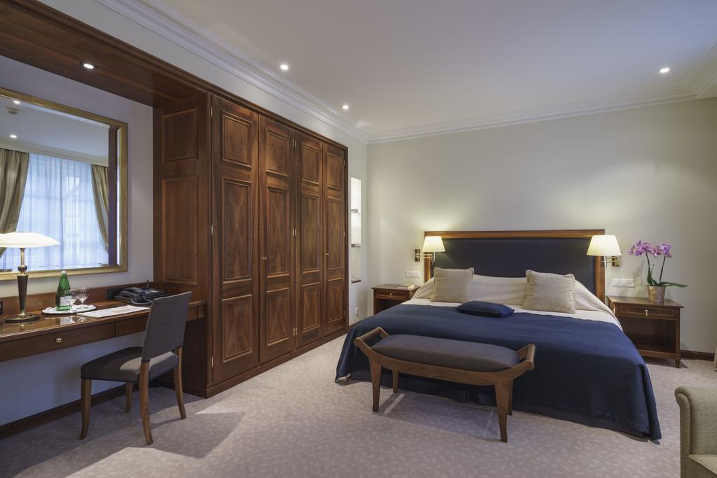 Suvretta House by null