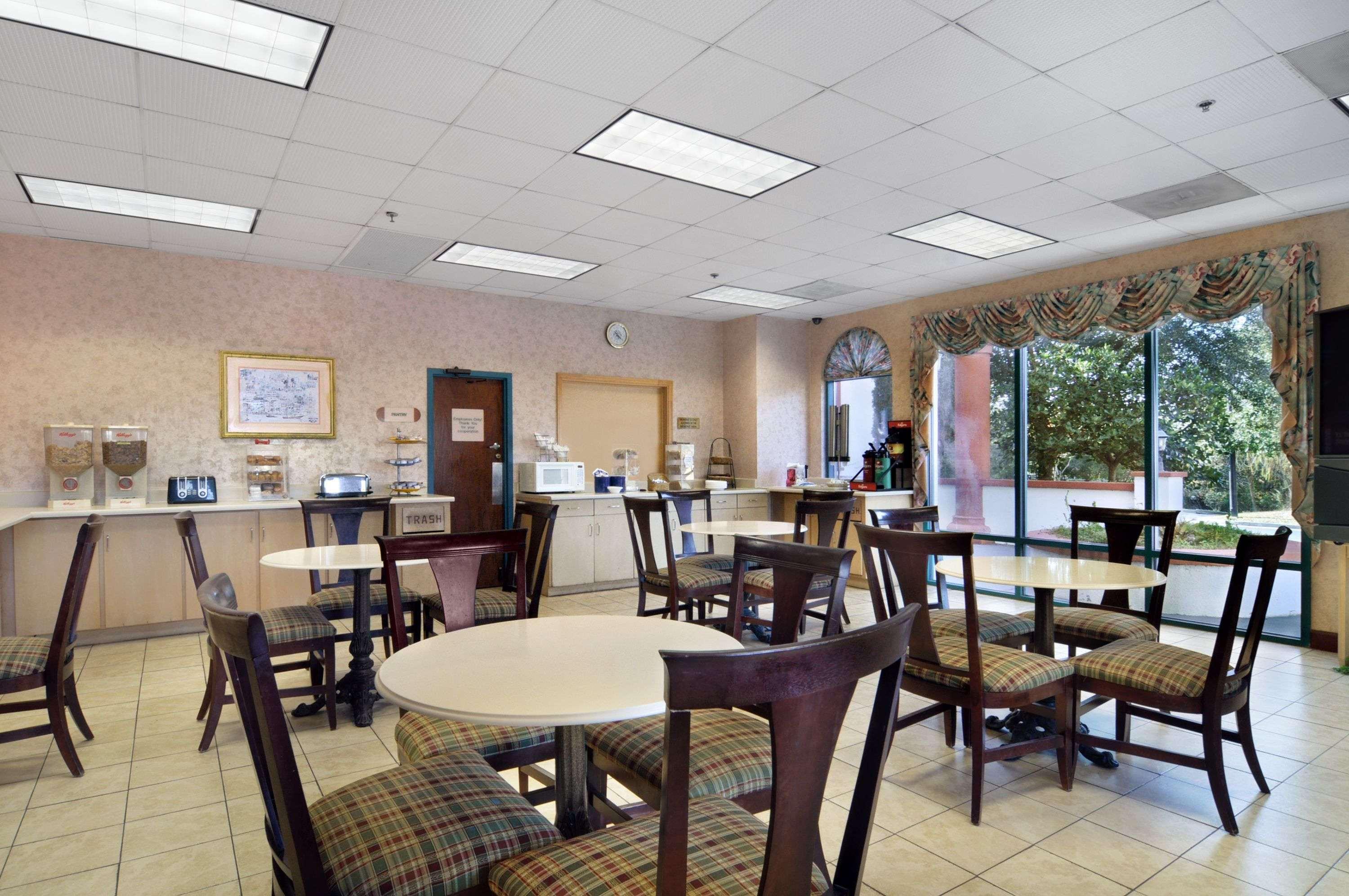 Days Inn And Suites by Wyndham Savannah Gateway