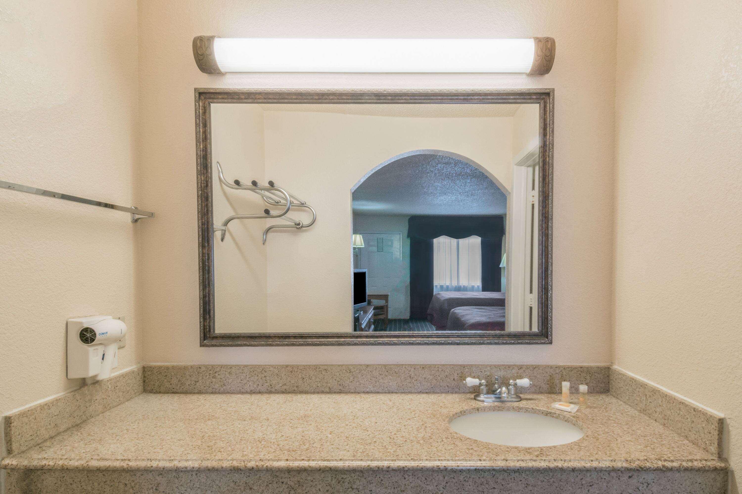 Days Inn By Wyndham Morgan'S Wonderland / Ih-35 N