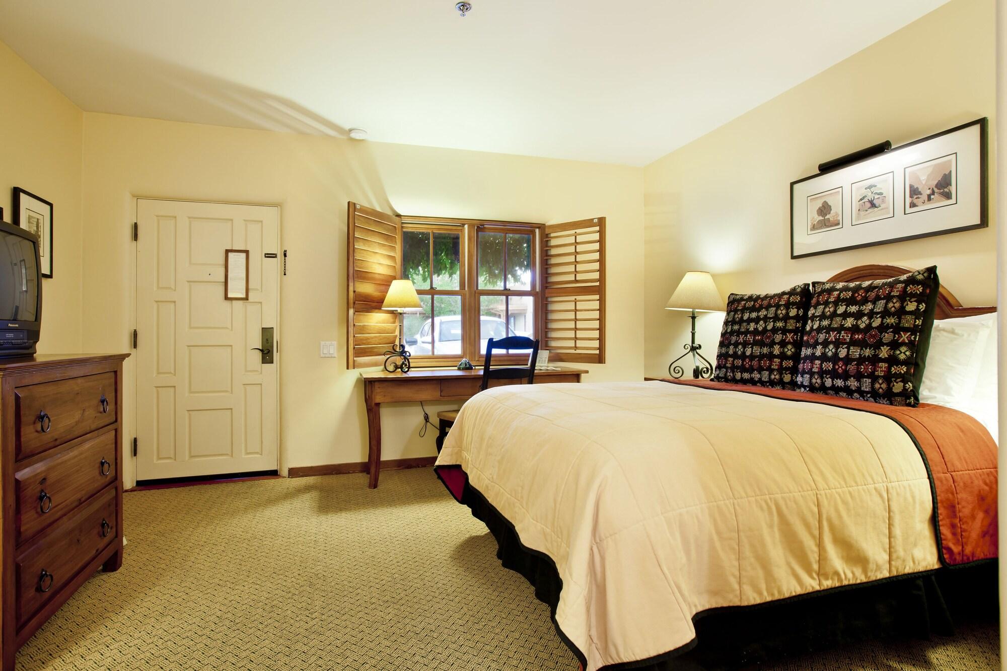 Piñon Court by La Fonda by null