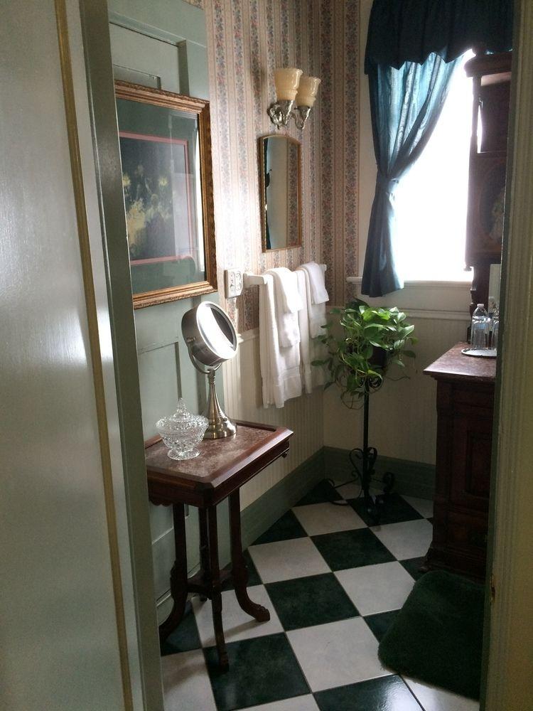 Cedar Gables Inn