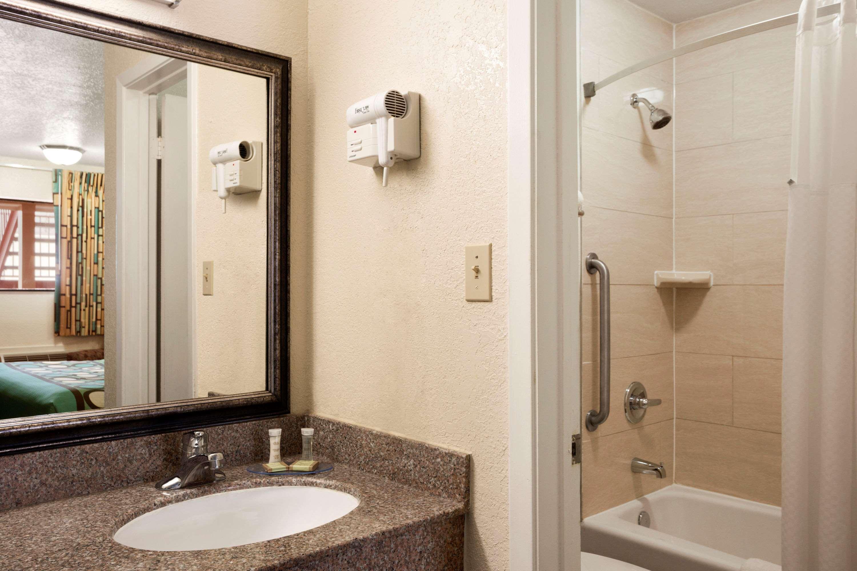 Super 8 by Wyndham Pleasanton