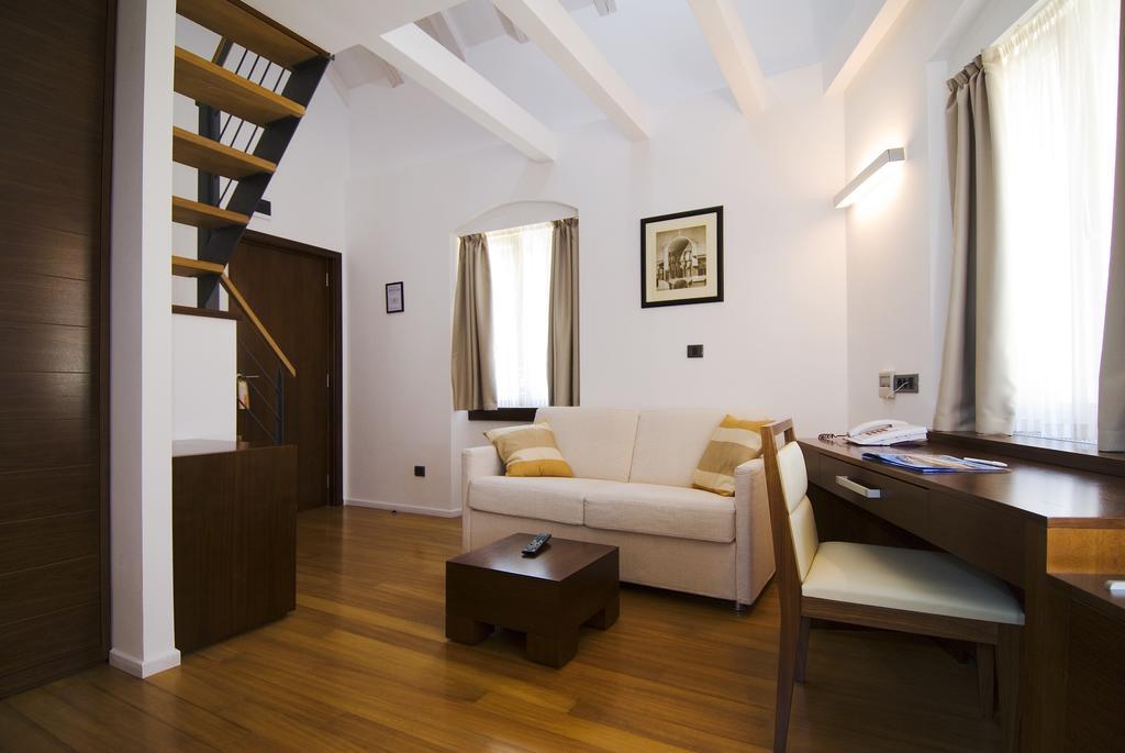 Vestibul Palace - фото