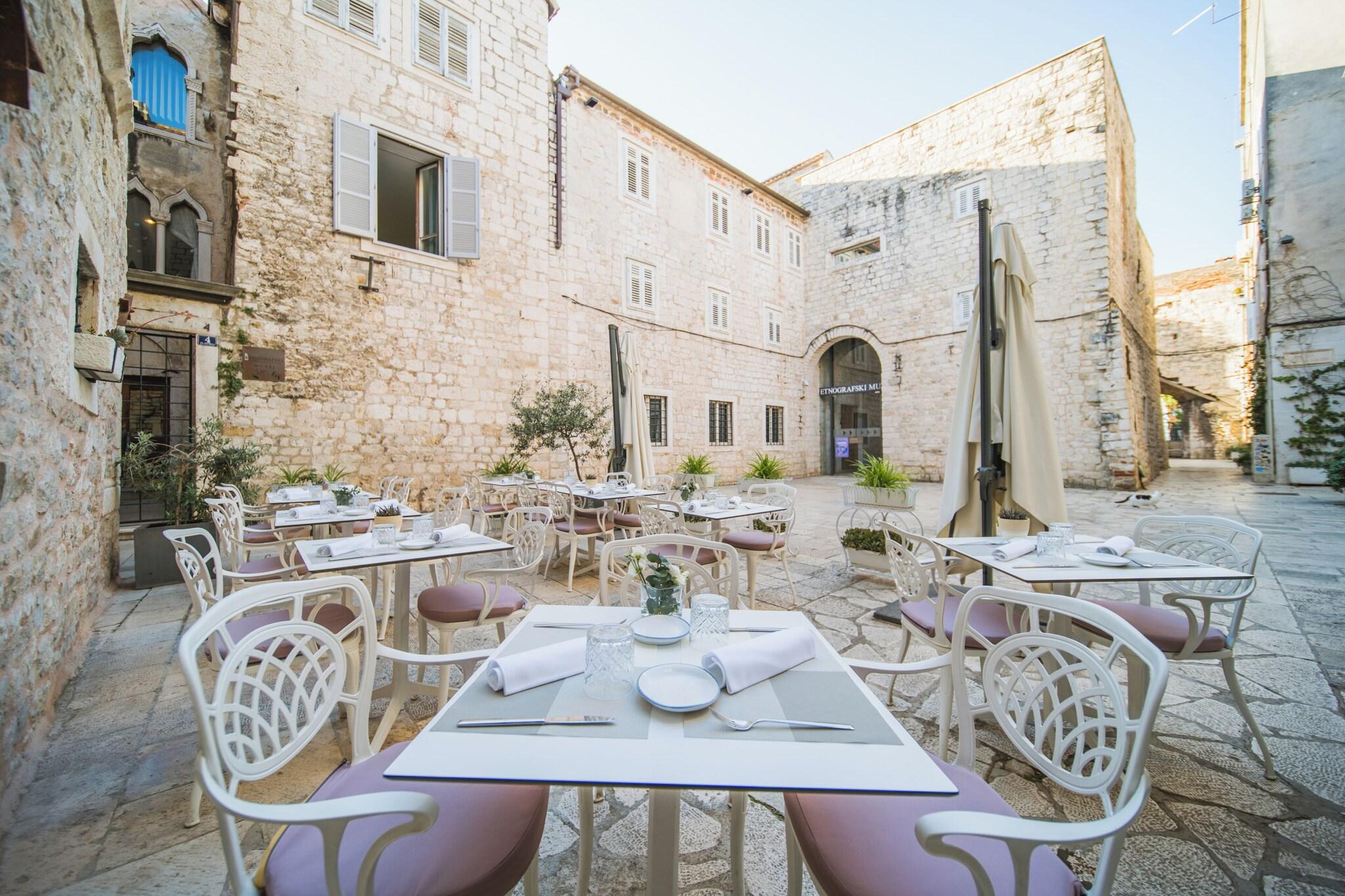 Vestibul Palace - фото