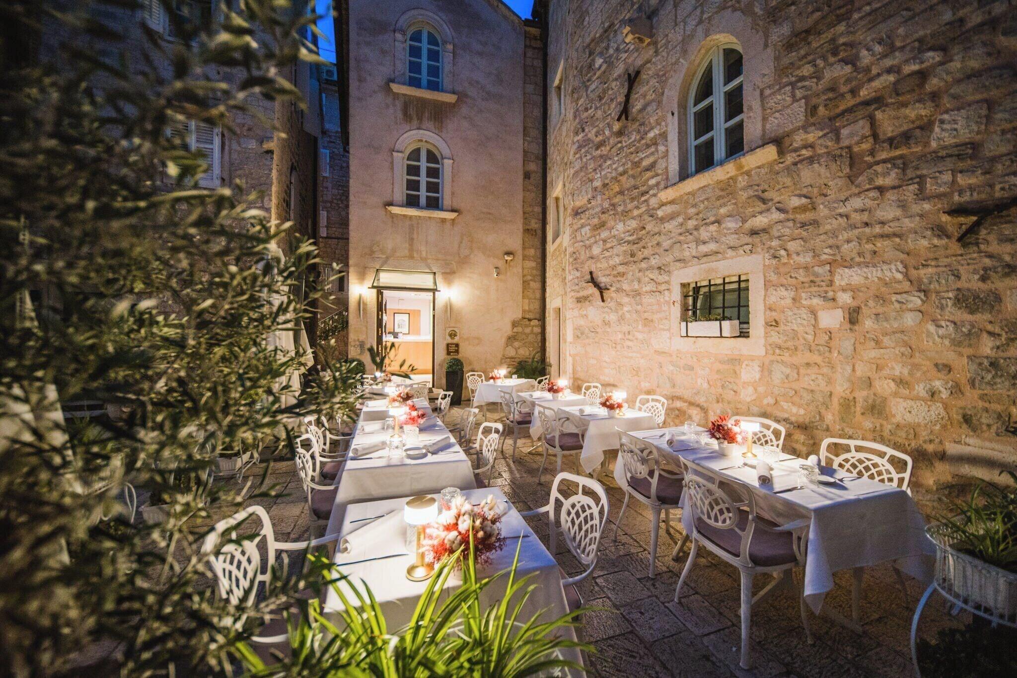 Vestibul Palace - фото