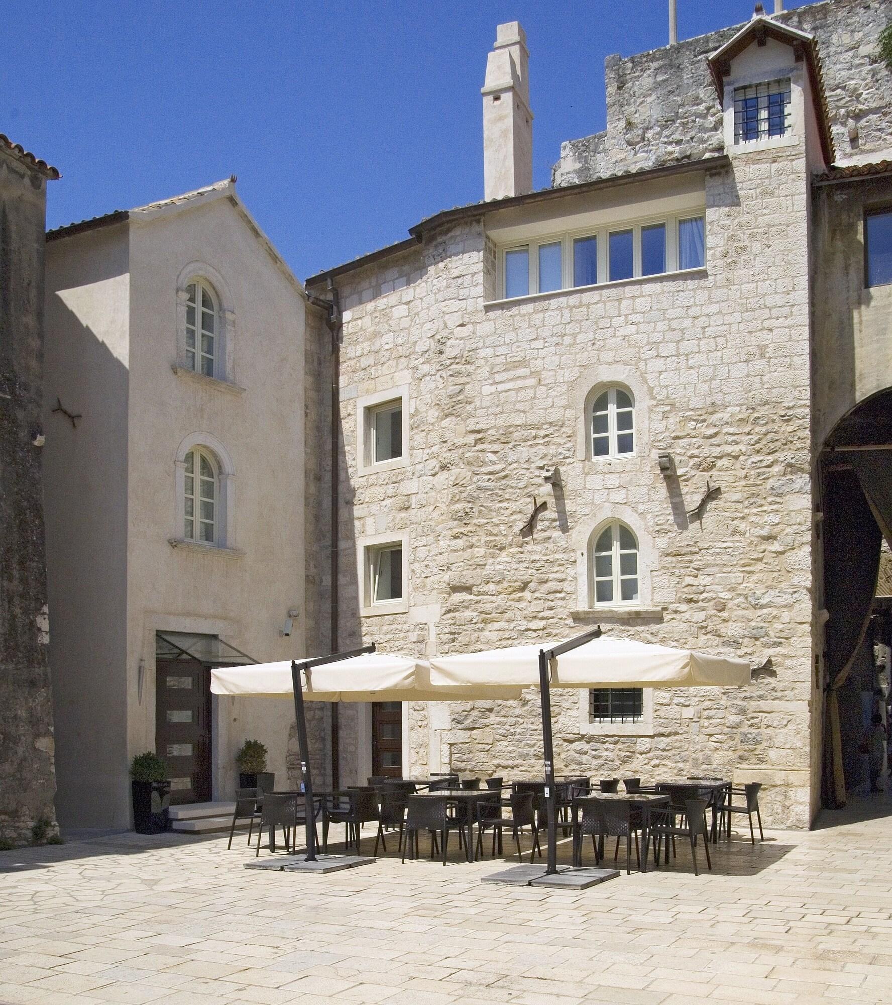 Vestibul Palace - фото