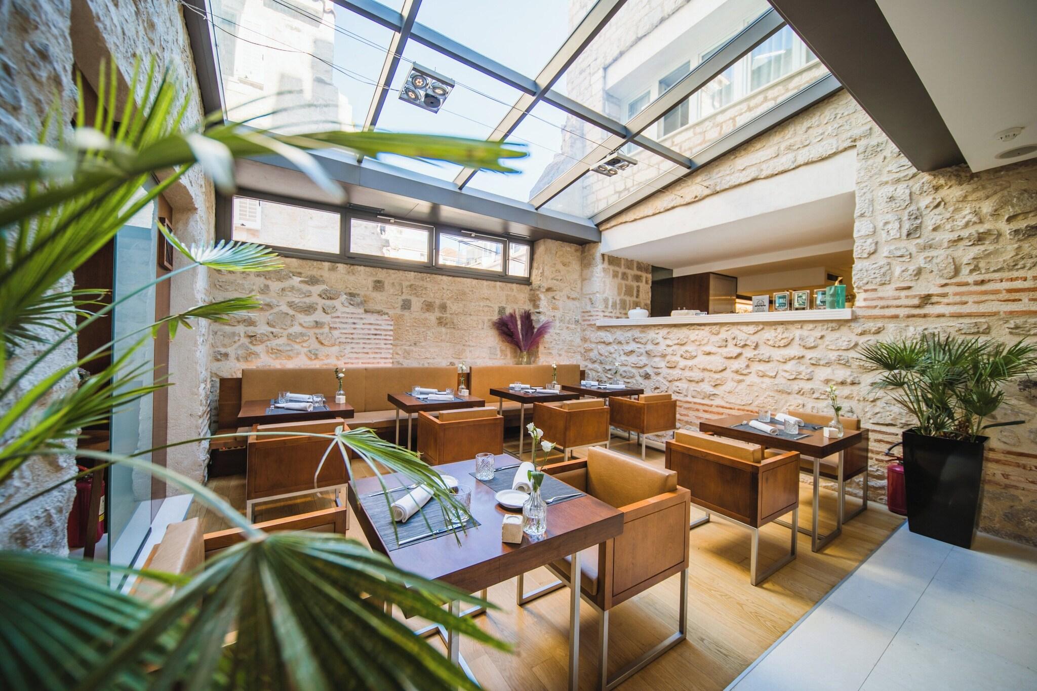 Vestibul Palace - фото