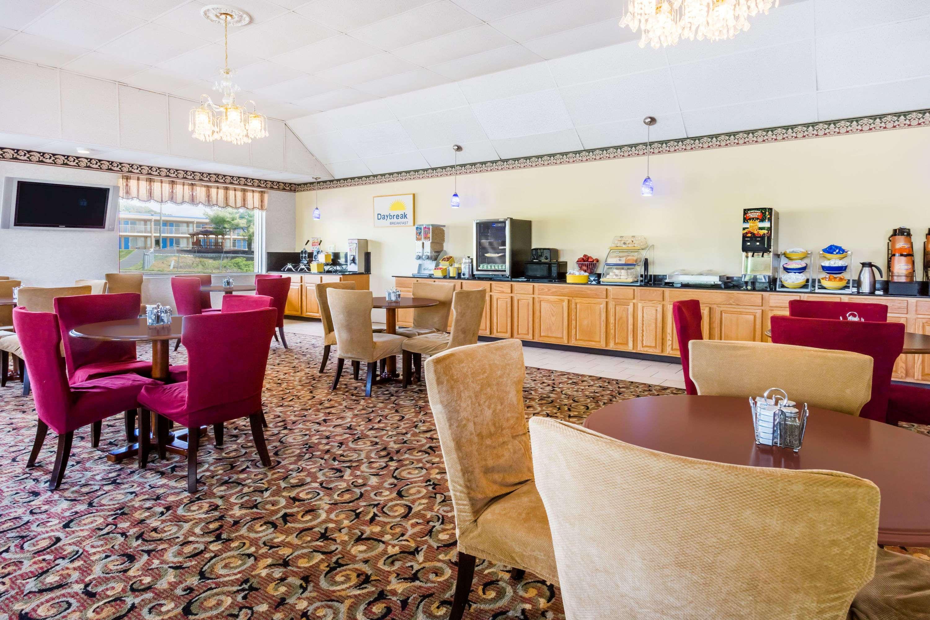 Days Inn by Wyndham Staunton South