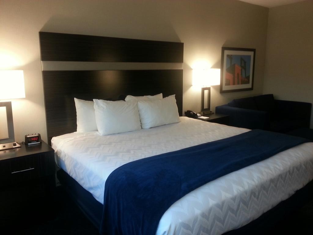 DoubleTree by Hilton St. Louis Forest Park by null