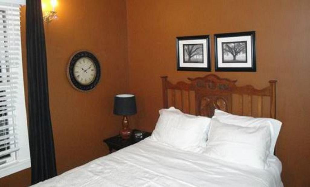 Cinnamon Bear Creekside Inn