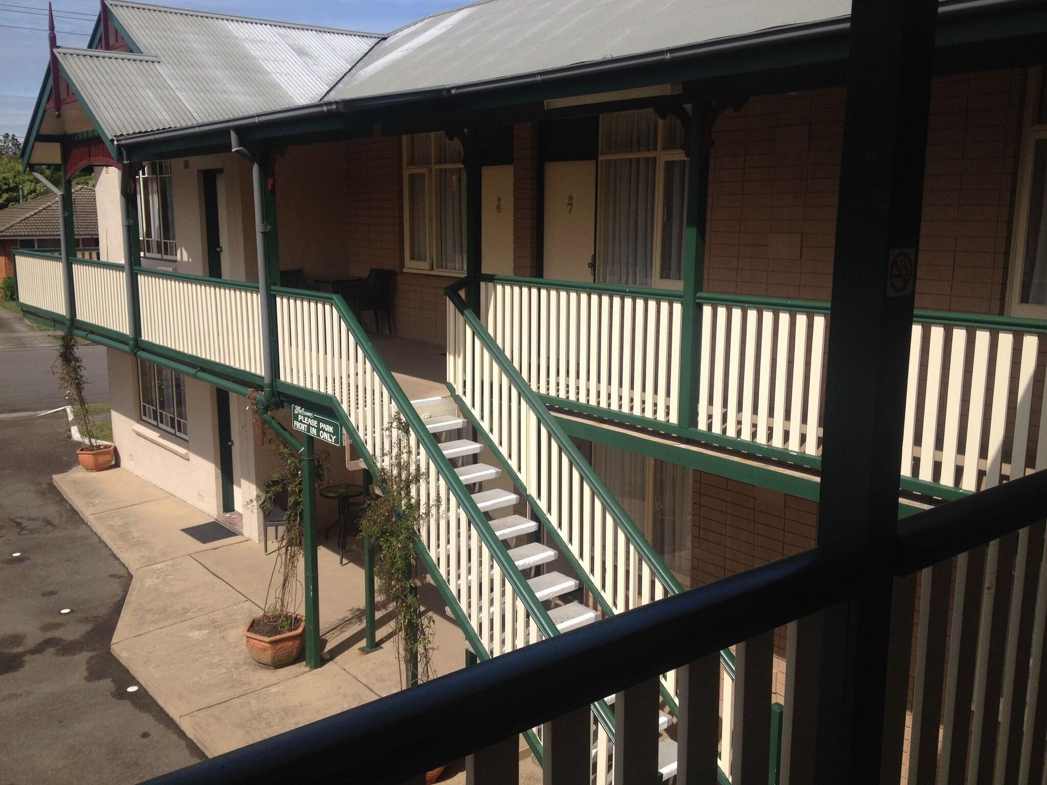 3 Explorers Motel
